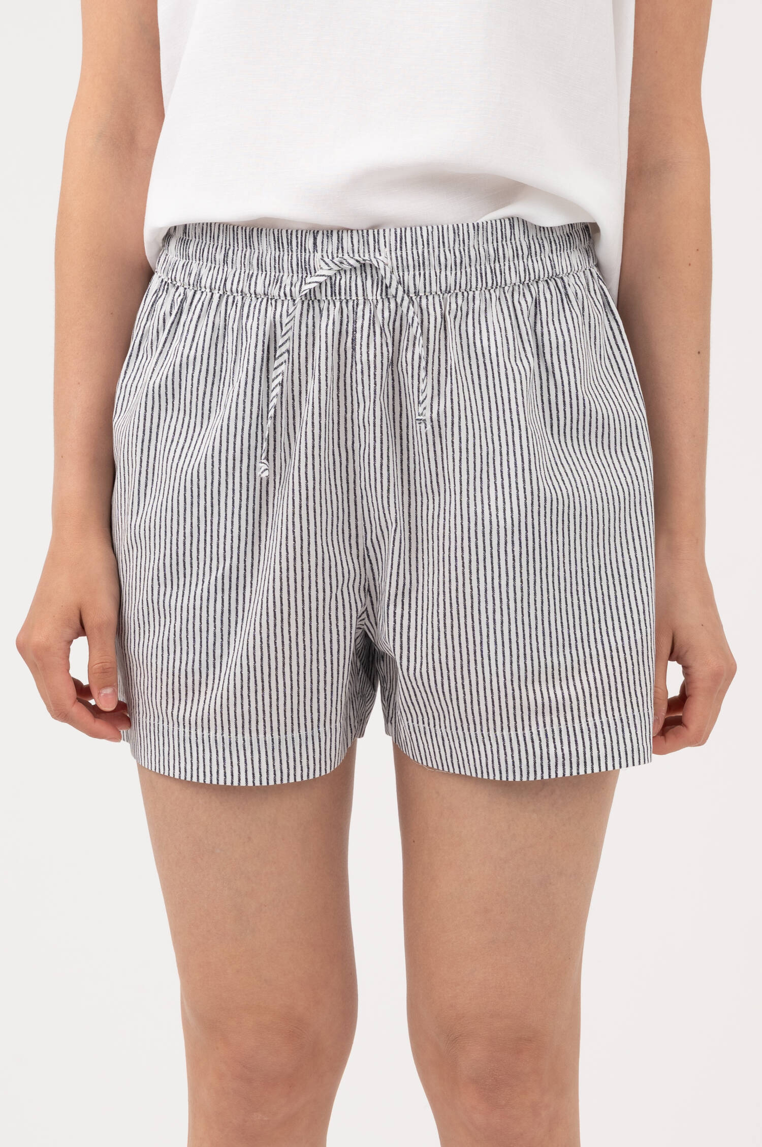 Short in Blau/Weiß gestreift