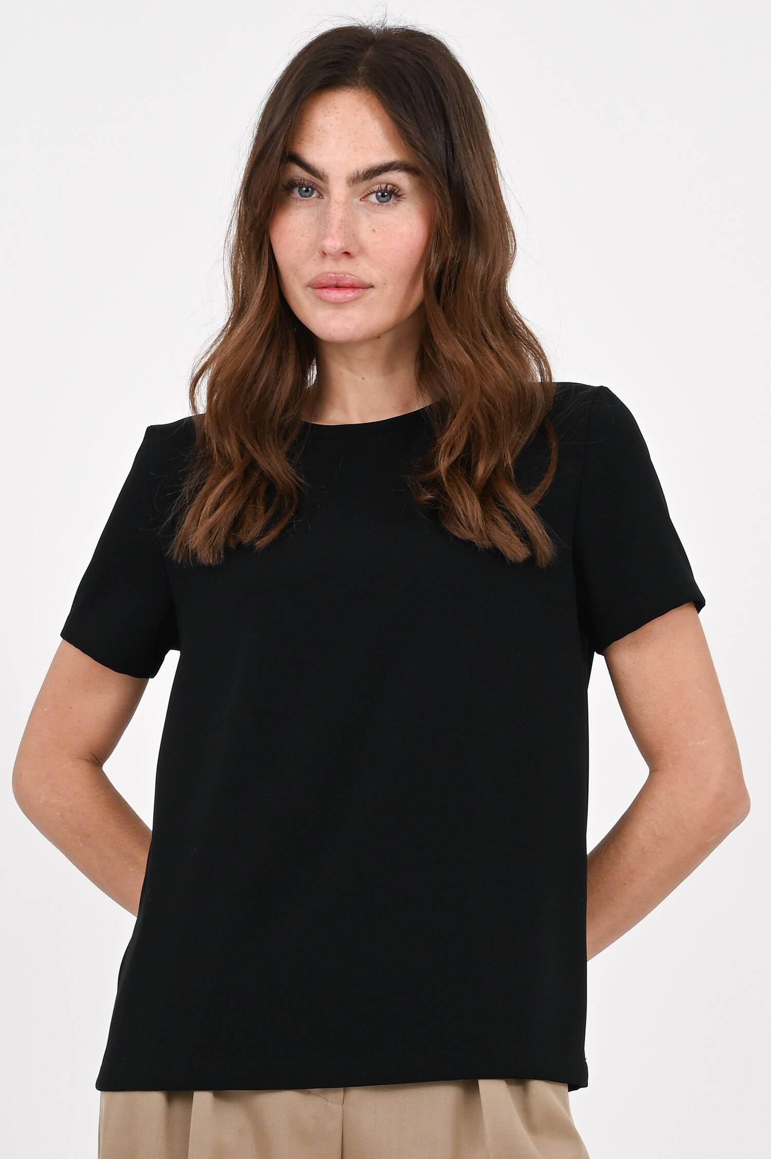 Shirt REBECCA mit Rundhalsausschnitt in Schwarz Shirt REBECCA mit Rundhalsausschnitt in Schwarz