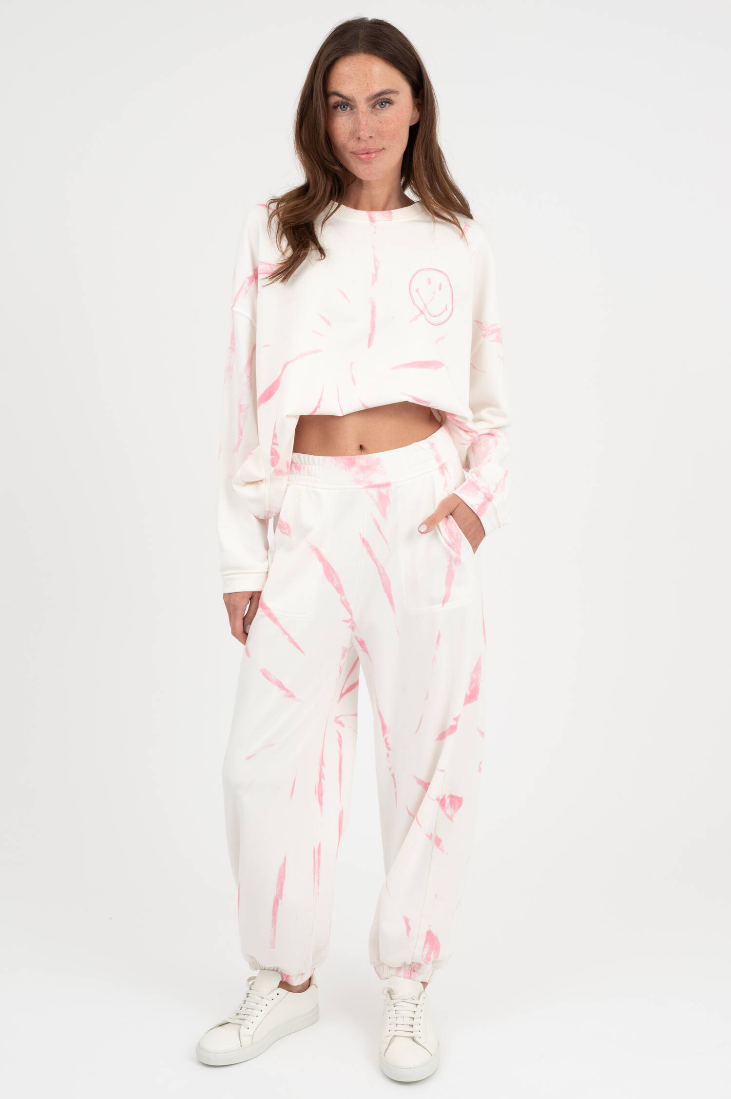 Jogginghose mit Batik-Muster in Weiß/Pink