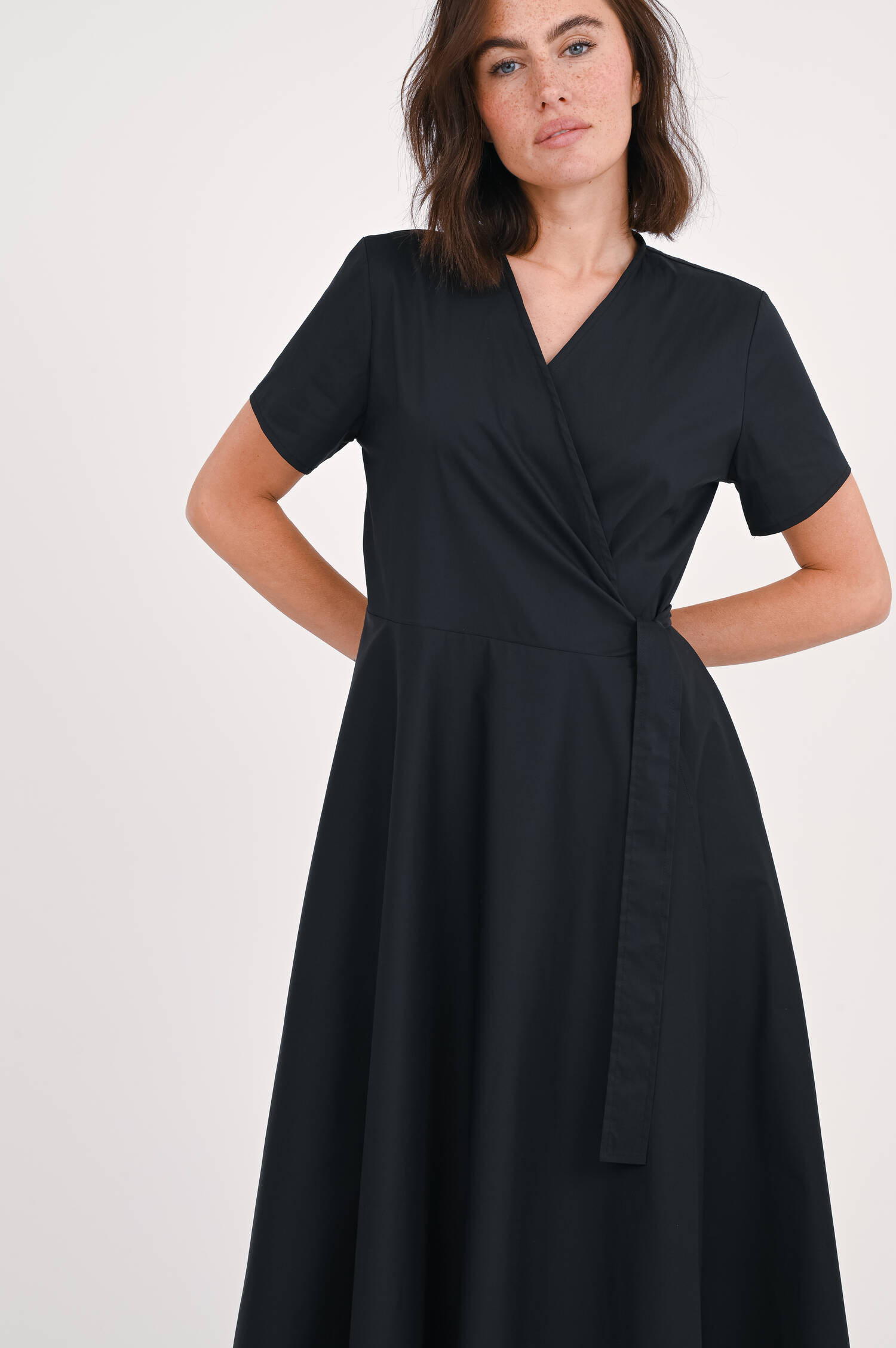 Wickelkleid aus Baumwollpopeline in Schwarz Wickelkleid aus Baumwollpopeline in Schwarz