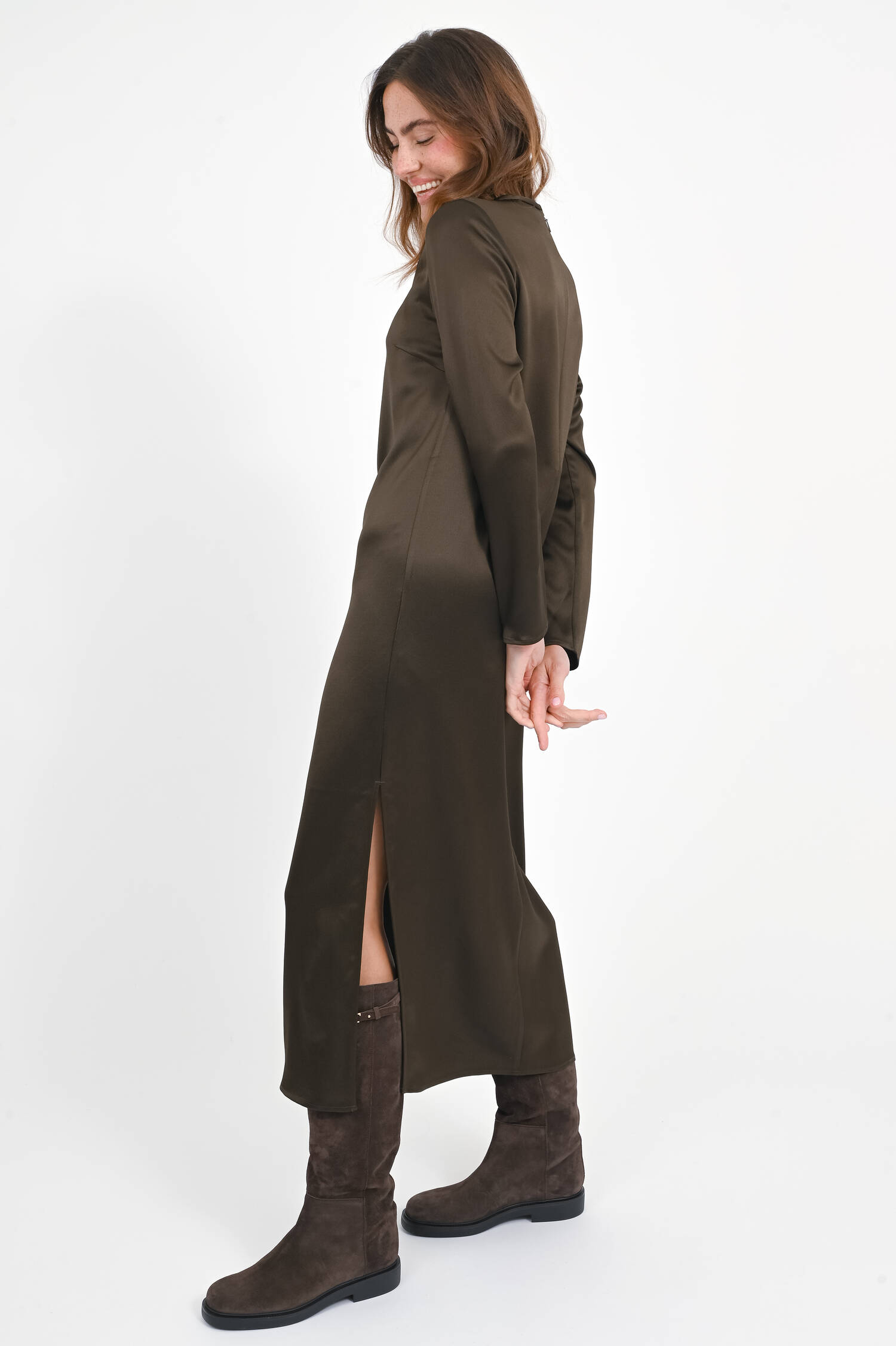 Satinkleid mit seitlichen Schlitzen in Schlammgrün Satinkleid mit seitlichen Schlitzen in Schlammgrün