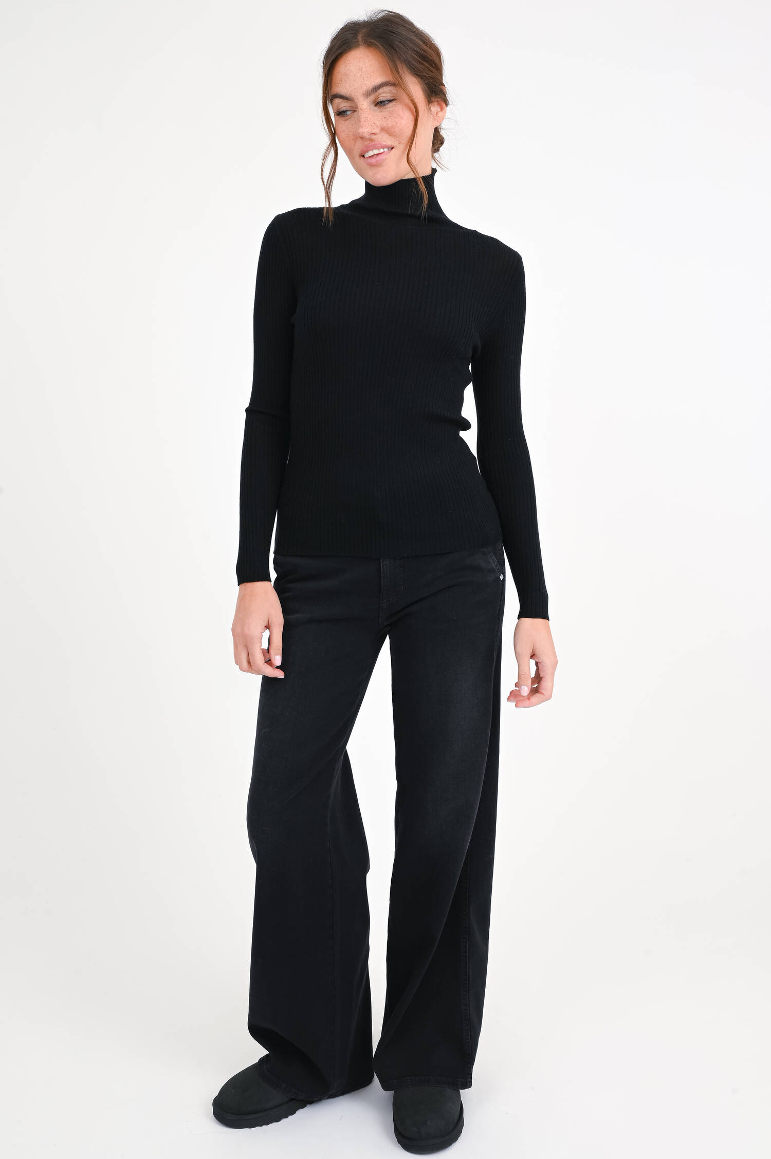 Gerippter Rollkragenpullover in Schwarz