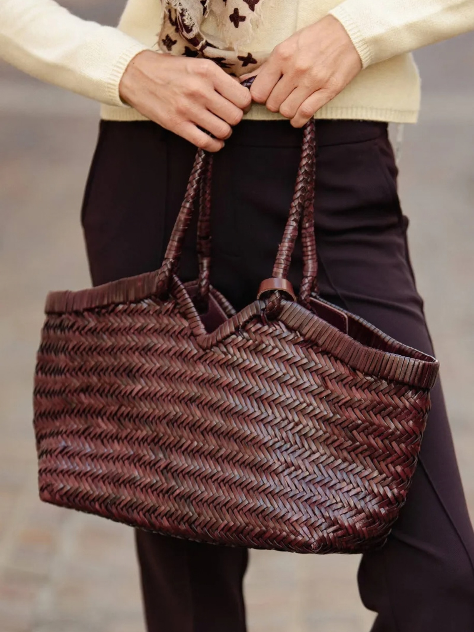 Wer sagt eigentlich, dass Sommertaschen im Herbst Pause machen? 💜
