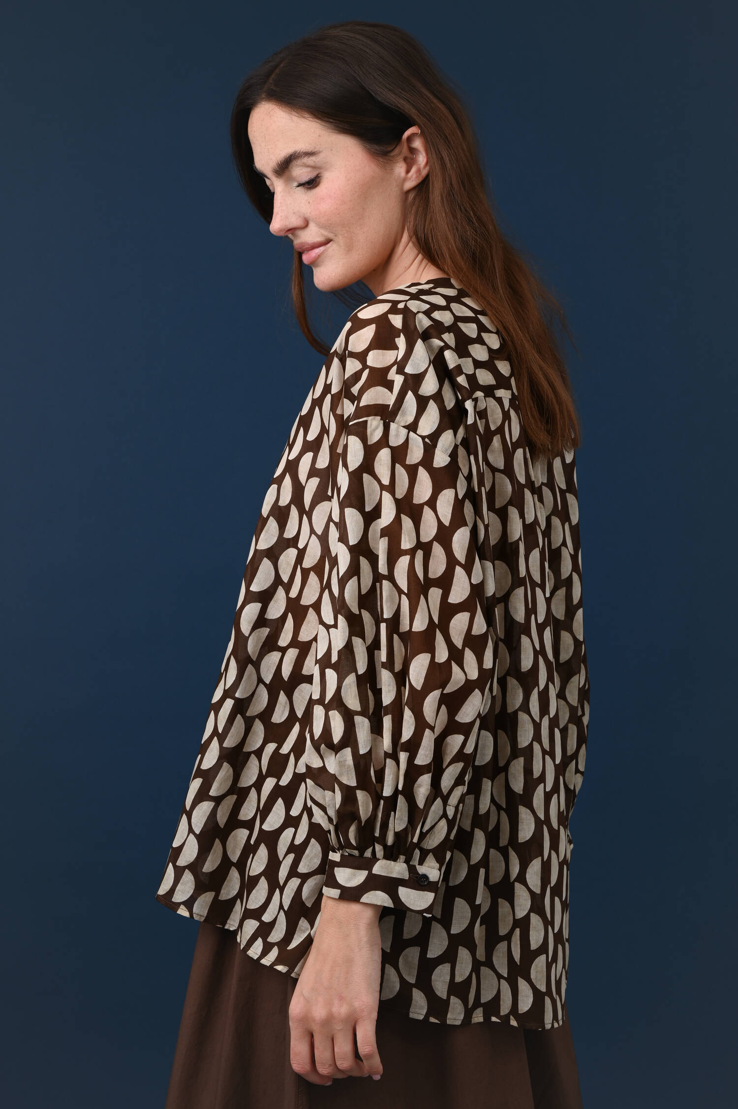 Bluse mit Halbkreismuster in Braun