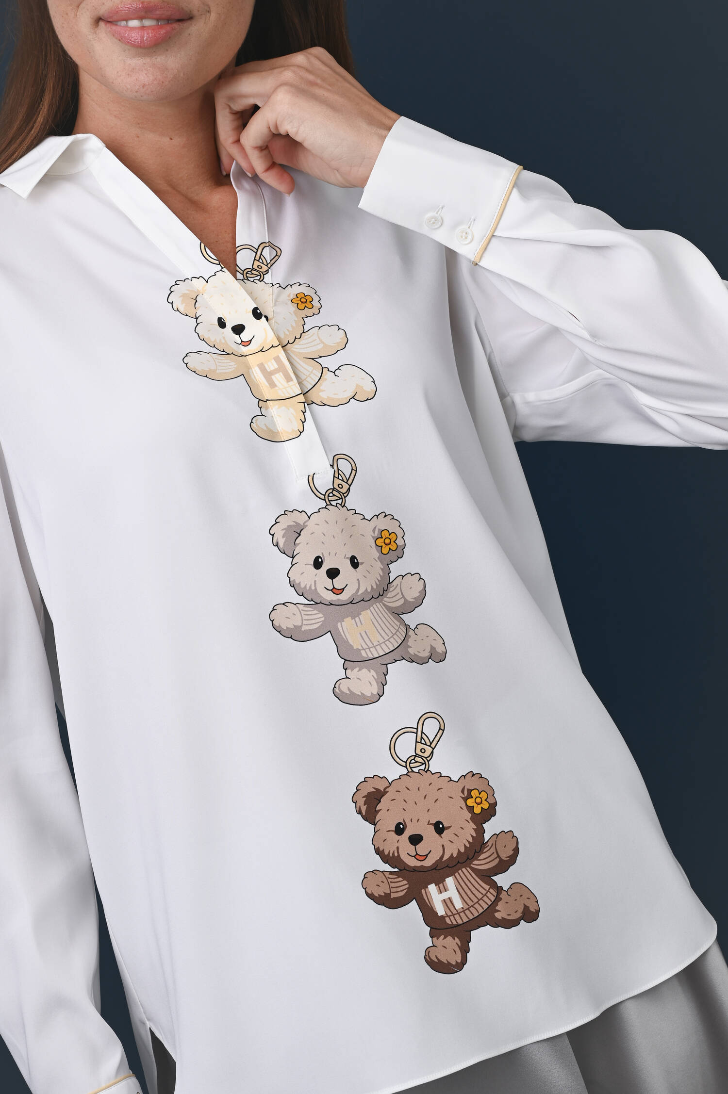Seidenmix Bluse mit Teddybär Motiv in Weiß Seidenmix Bluse mit Teddybär Motiv in Weiß