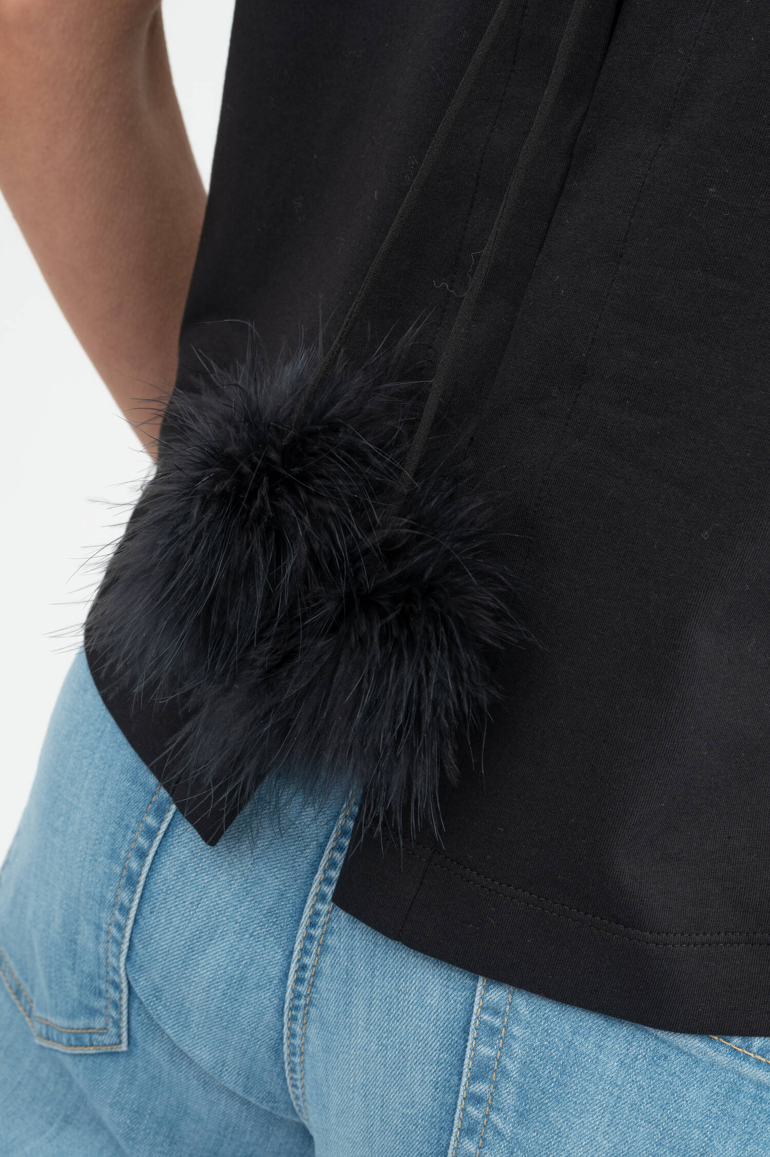 T-Shirt mit Feder-Detail in Schwarz T-Shirt mit Feder-Detail in Schwarz