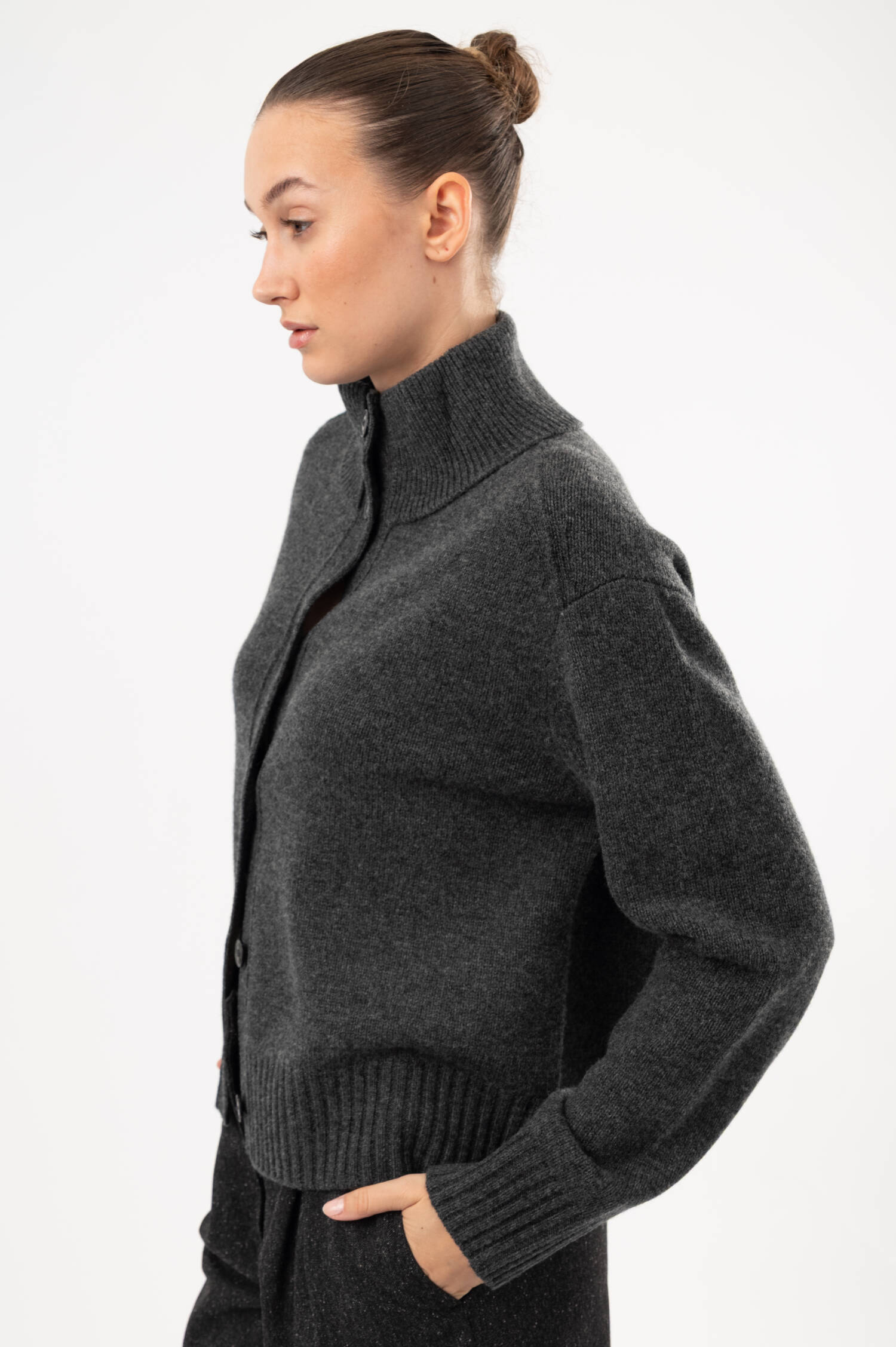Woll-Strickjacke mit Rollkragen in Grau meliert