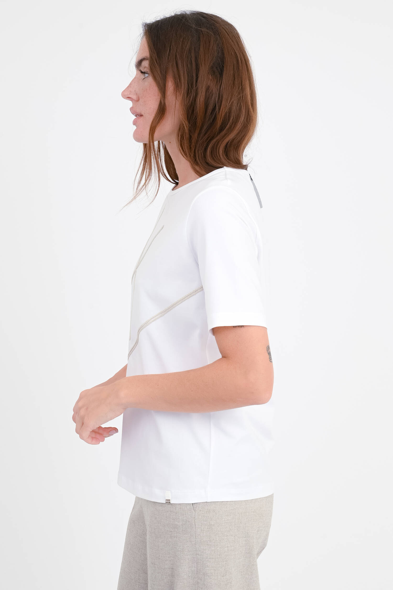 Shirt mit abstrakten Stickereien in Weiß