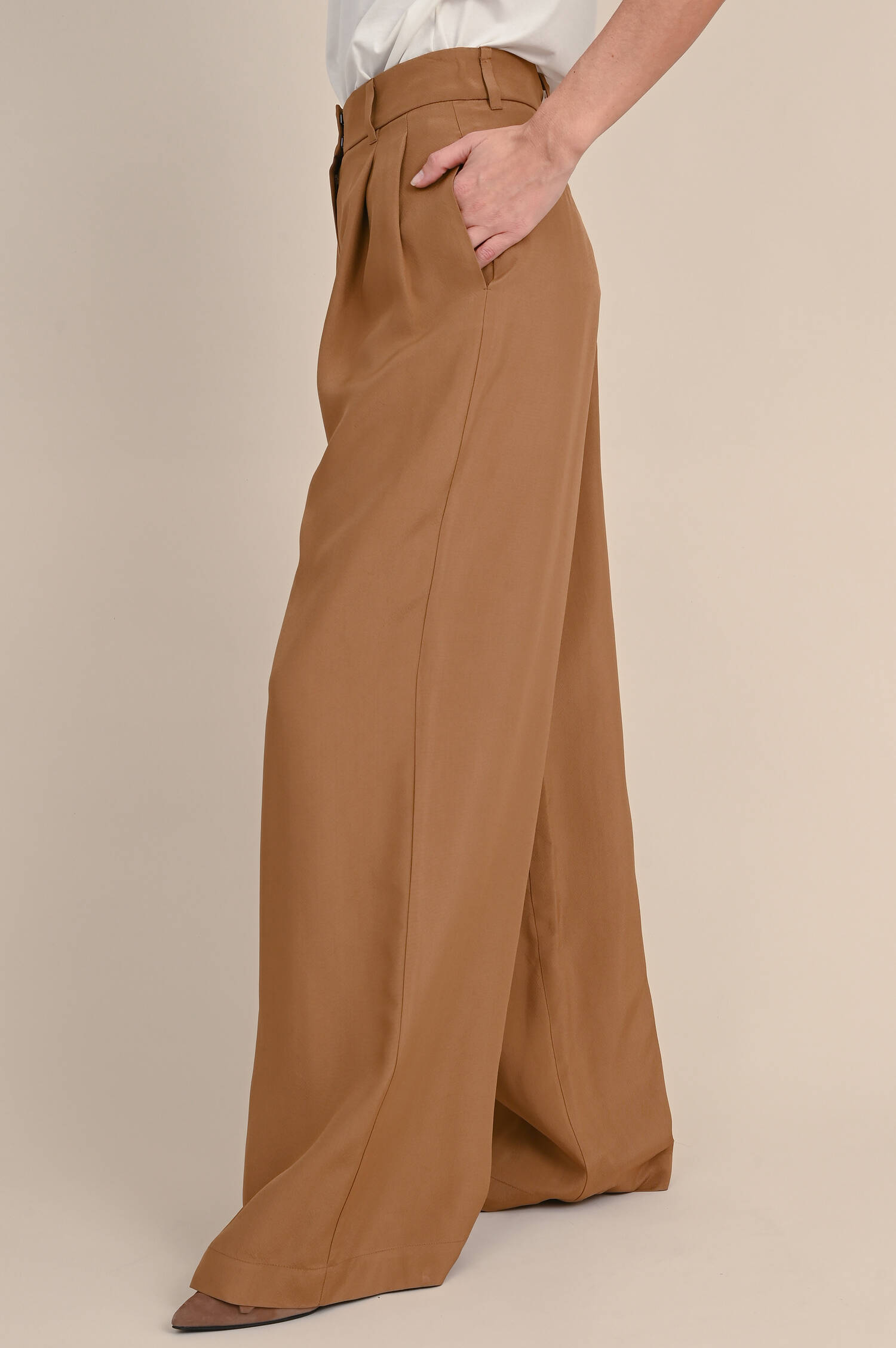 Hose aus Viskose-Crepé in Camel