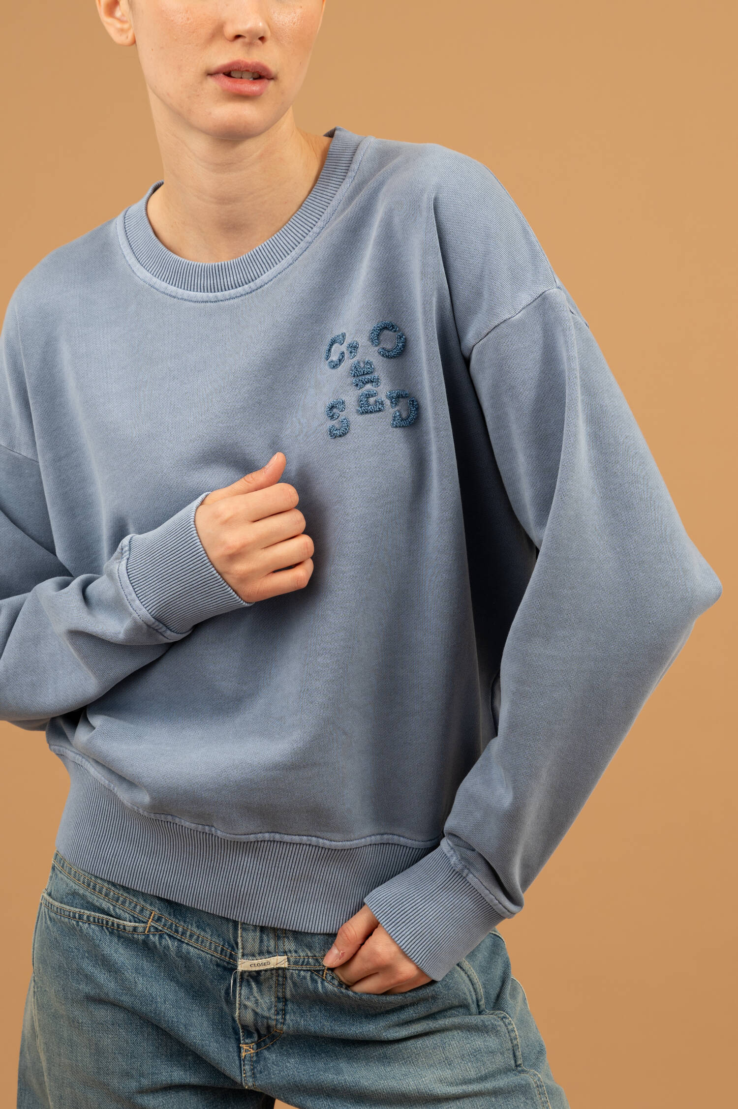 Pullover mit Label Aufstick in Stoneblau Pullover mit Label Aufstick in Stoneblau