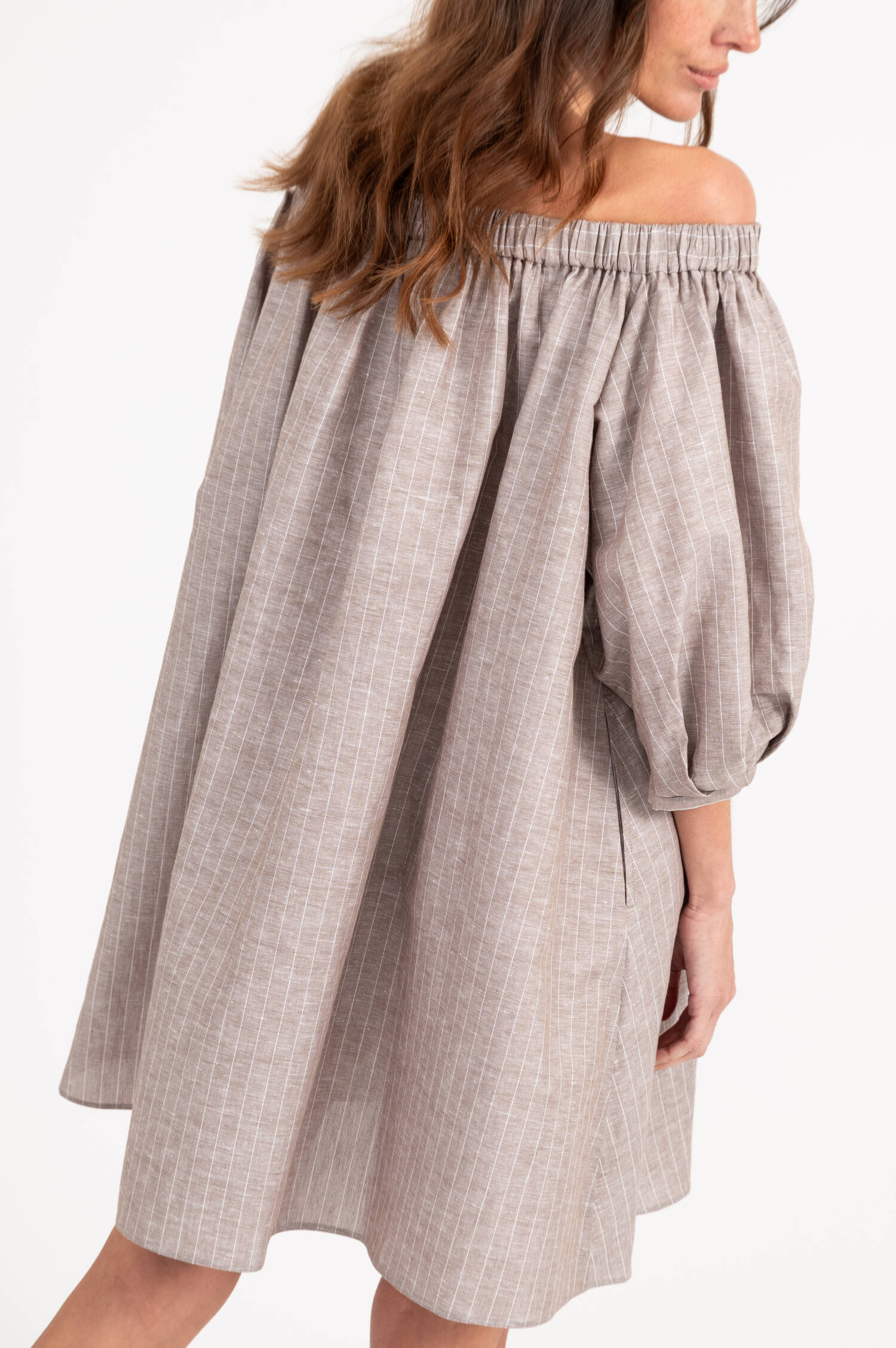 Kleid FUGGITO mit Nadelstreifen in Taupe