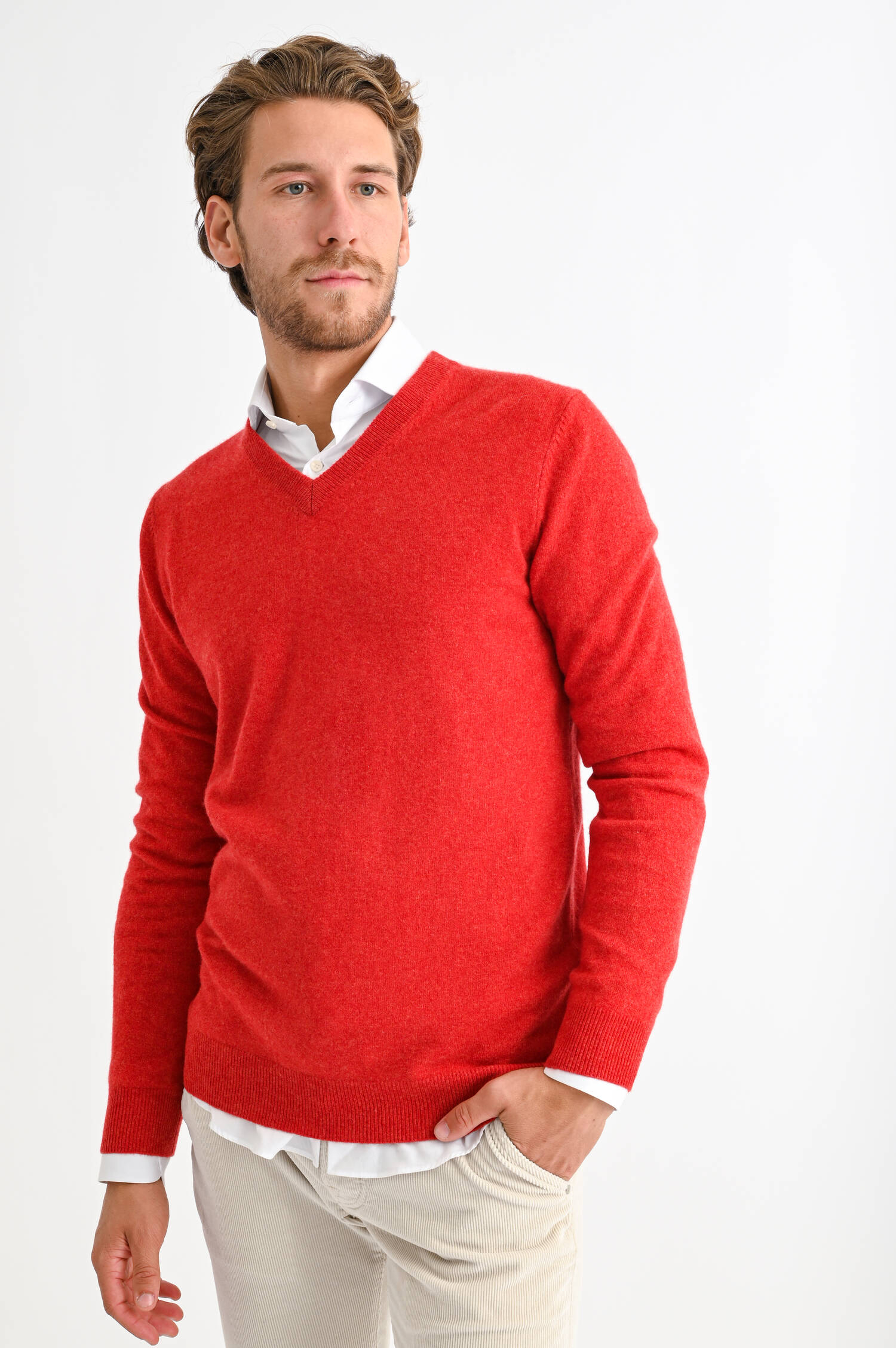 Pullover mit V-Ausschnitt in Rot Pullover mit V-Ausschnitt in Rot