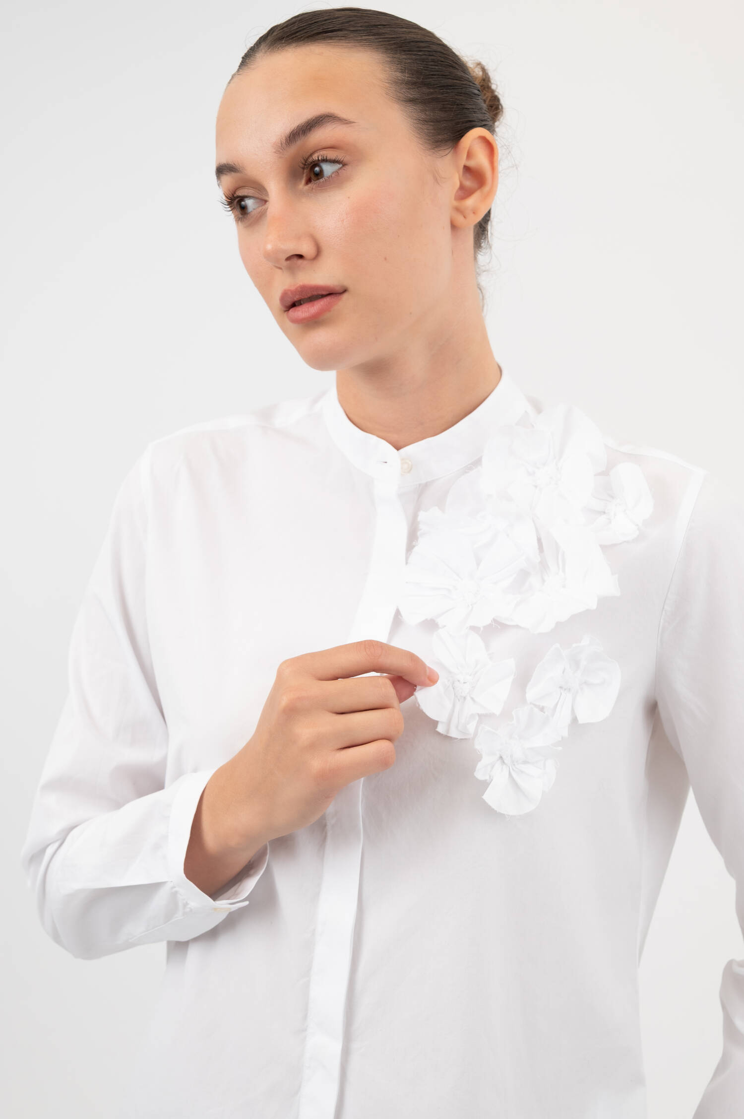 Bluse mit Blumen-Applikation in Weiß