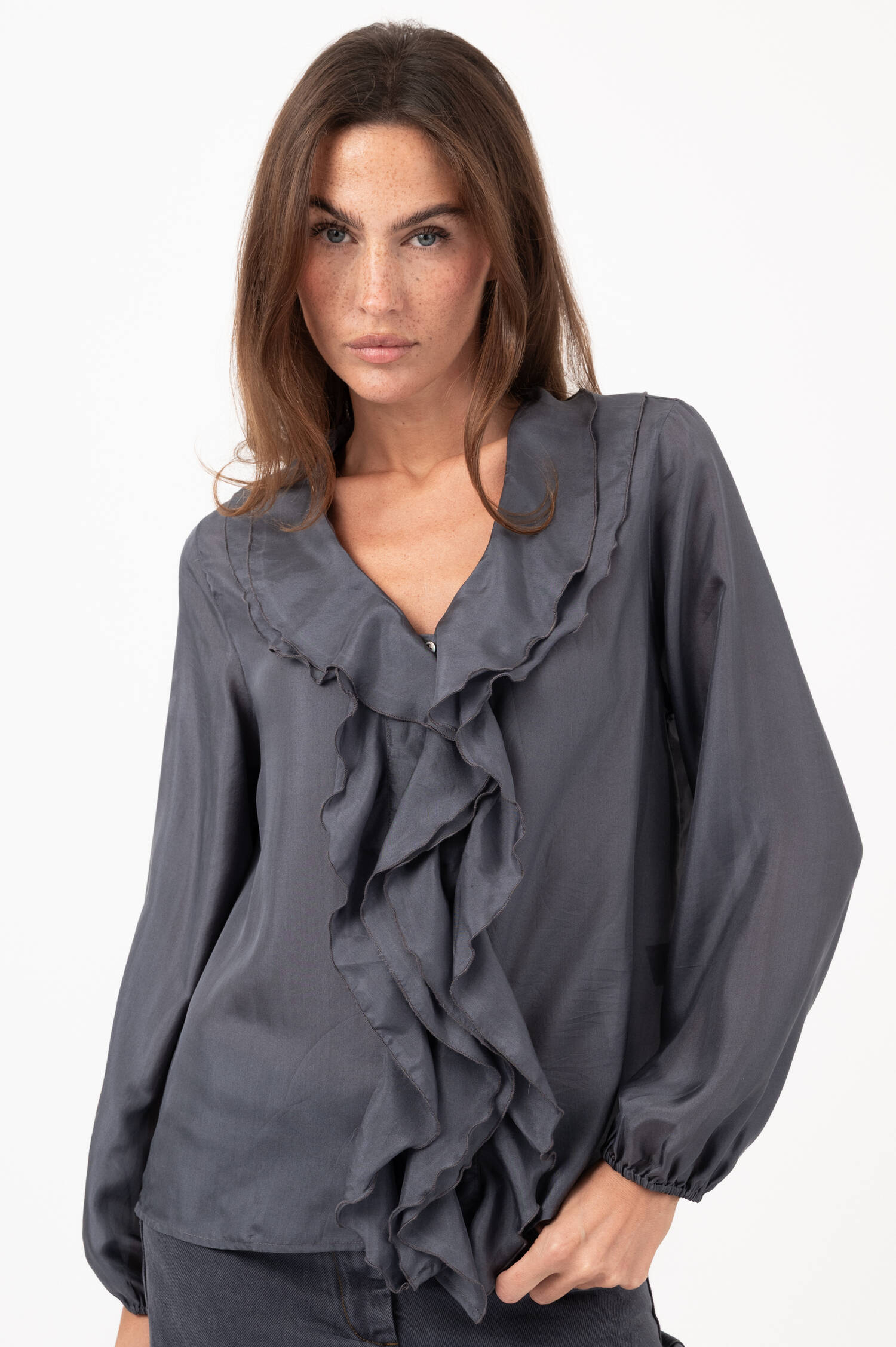 Seidenbluse mit Volants in Graublau