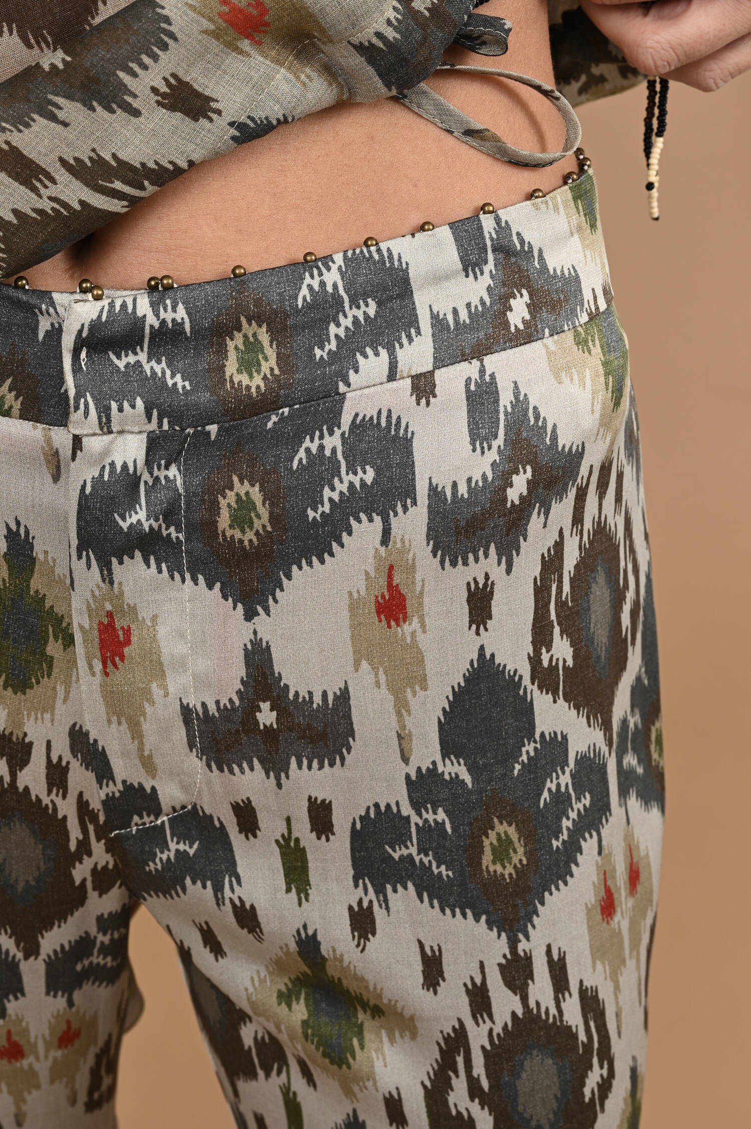 Hose mit Perlenbund und Ikat Allover Muster