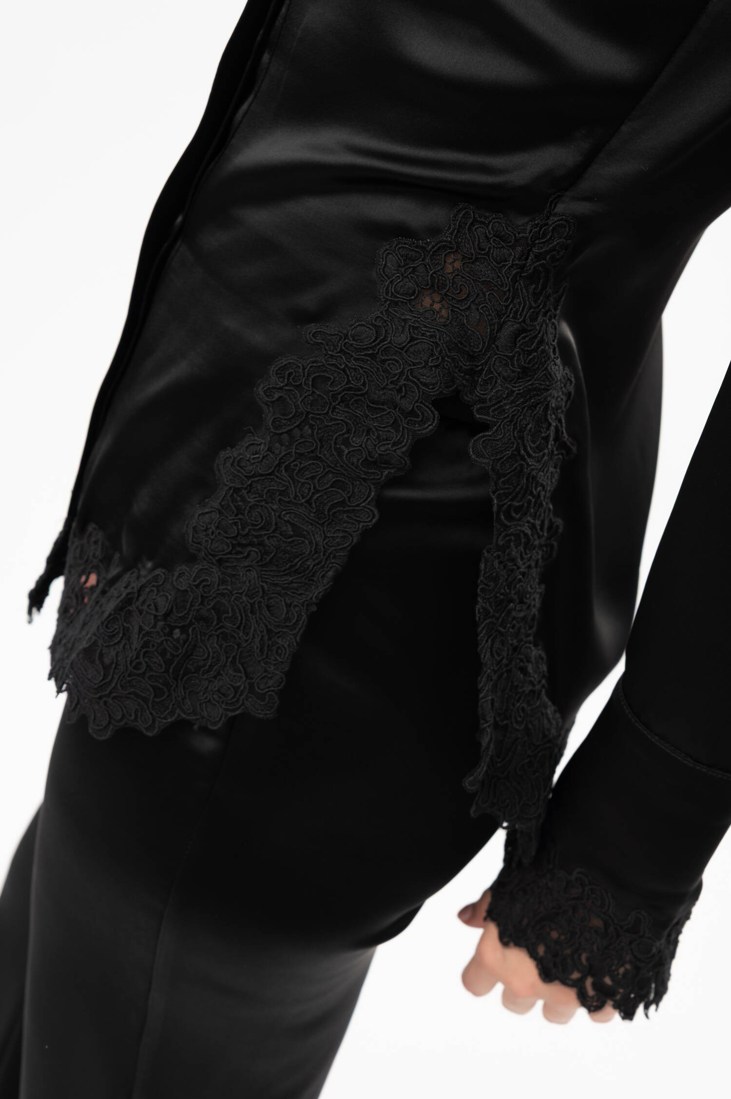 Satin-Bluse MALOU mit Spitzeneinsatz in Schwarz Satin-Bluse MALOU mit Spitzeneinsatz in Schwarz