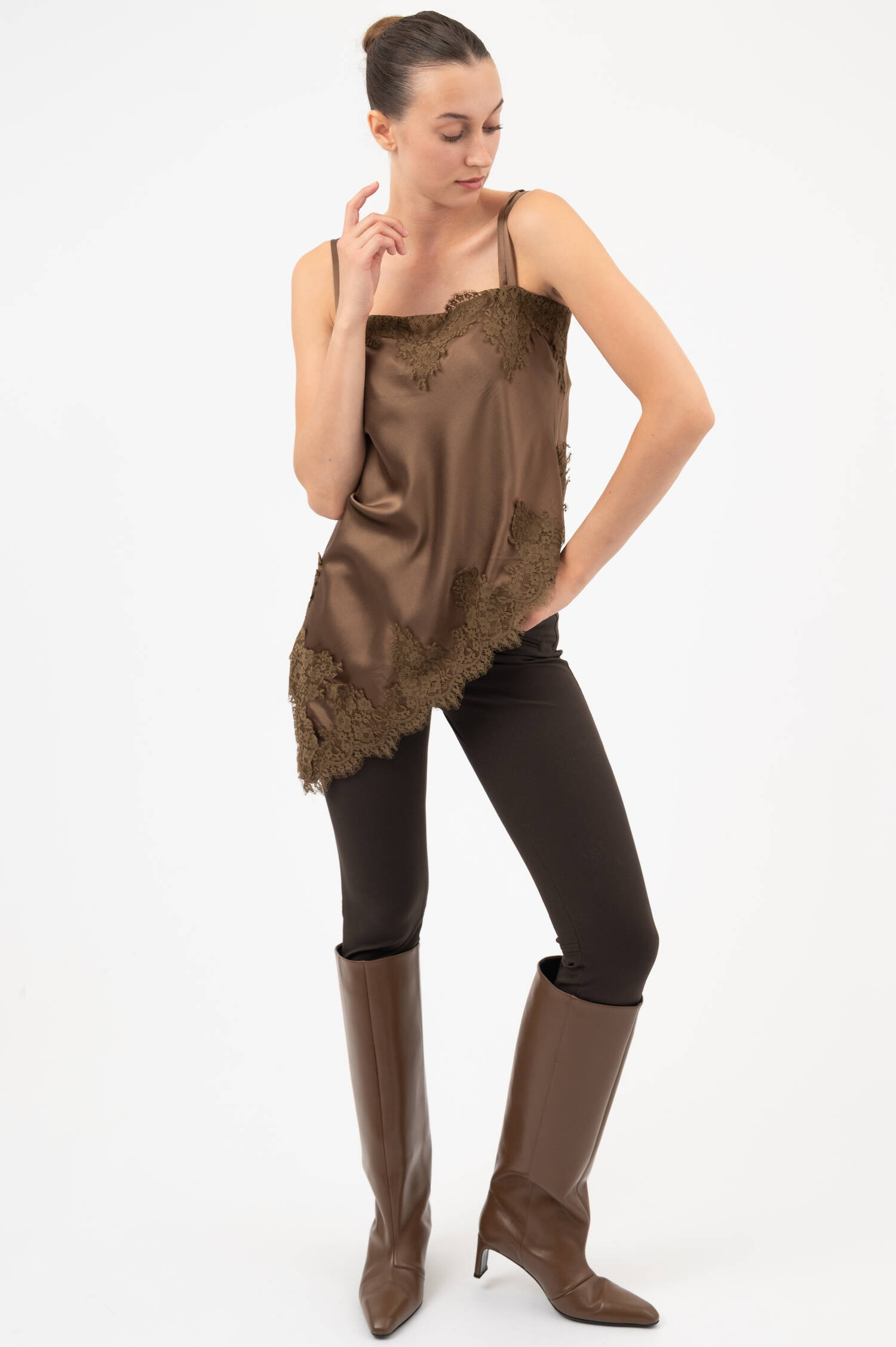 Seiden-Camisole mit Spitze in Braun