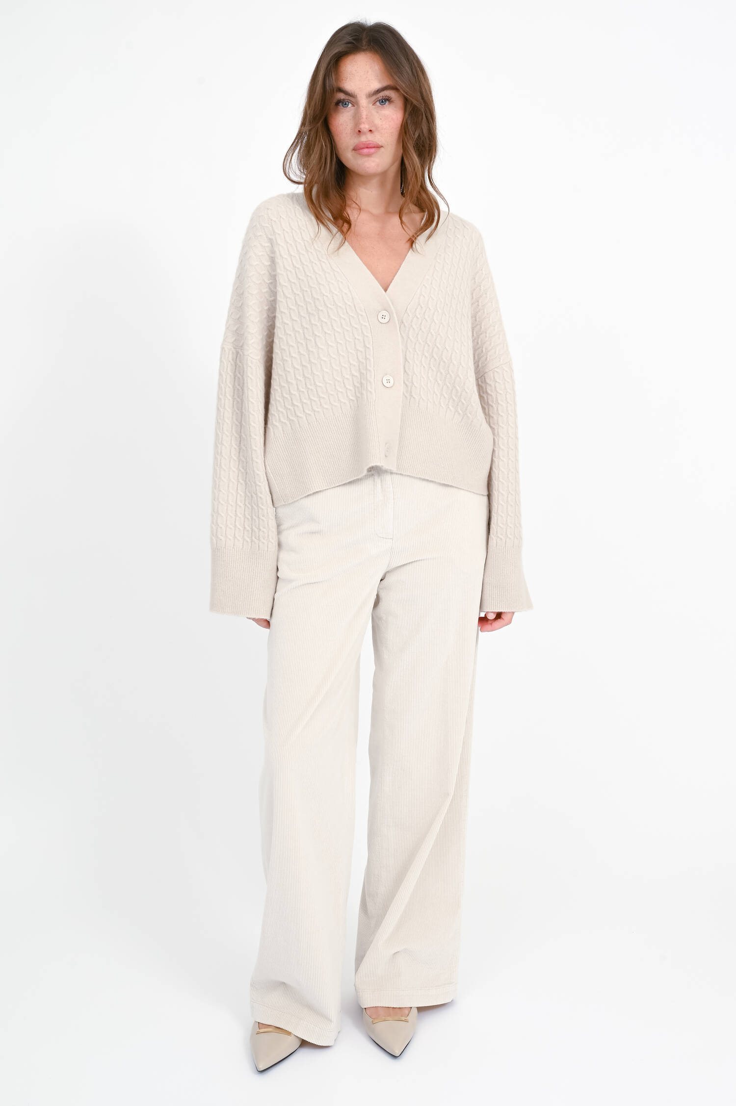 Strickjacke mit Zopfstrick in Beige