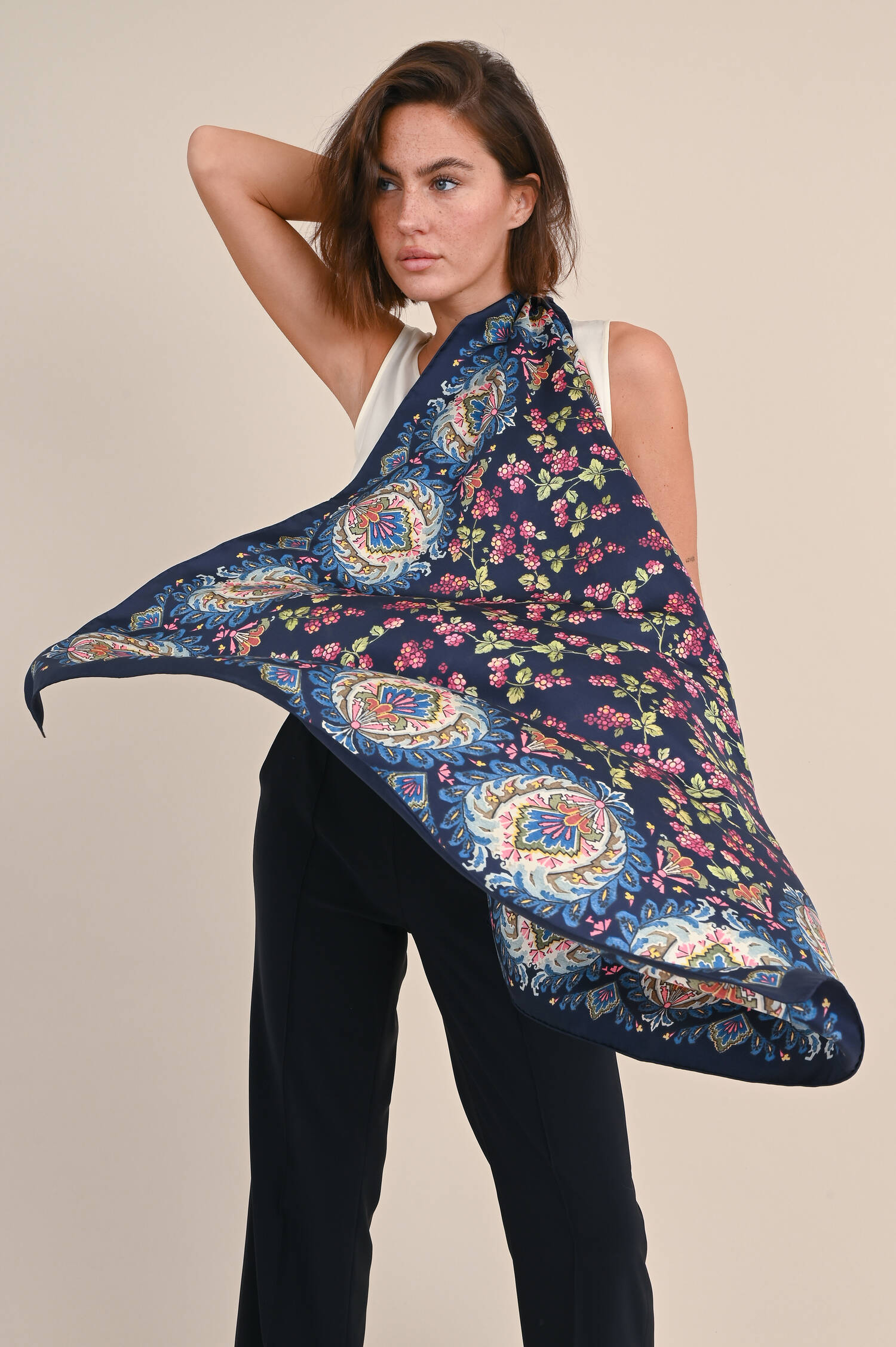 Seidentuch mit Allover Muster in Multicolor Seidentuch mit Allover Muster in Multicolor