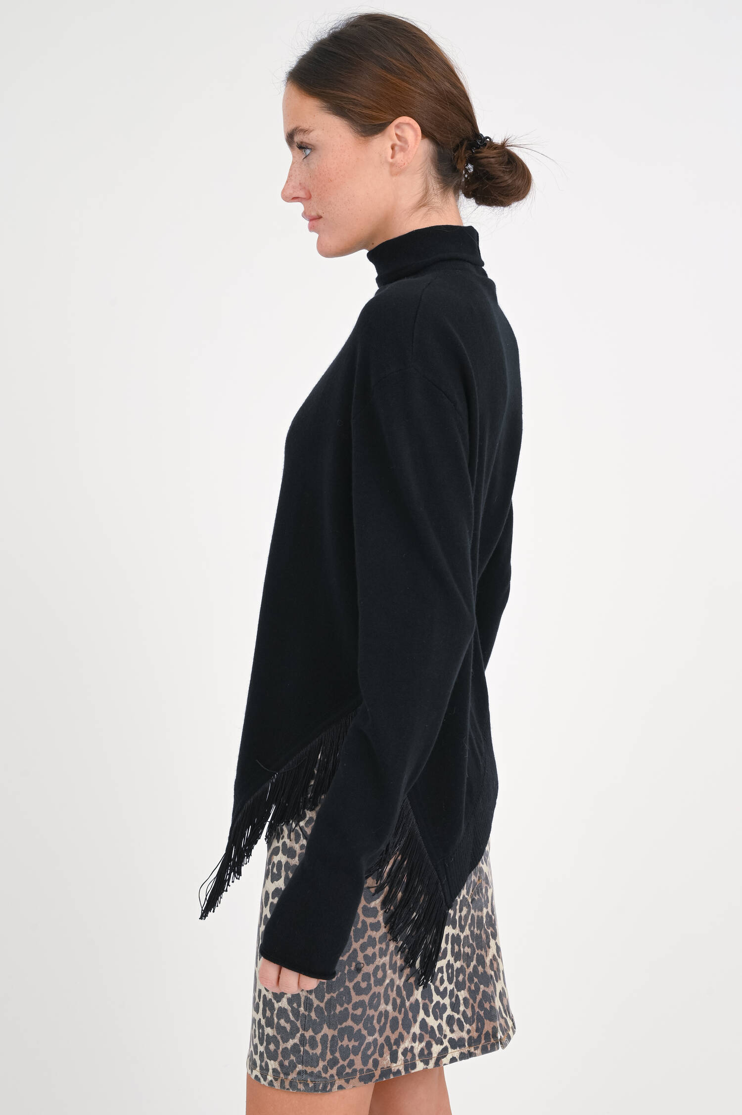 Rollkragen mit asymmetrischem Saum in Schwarz
