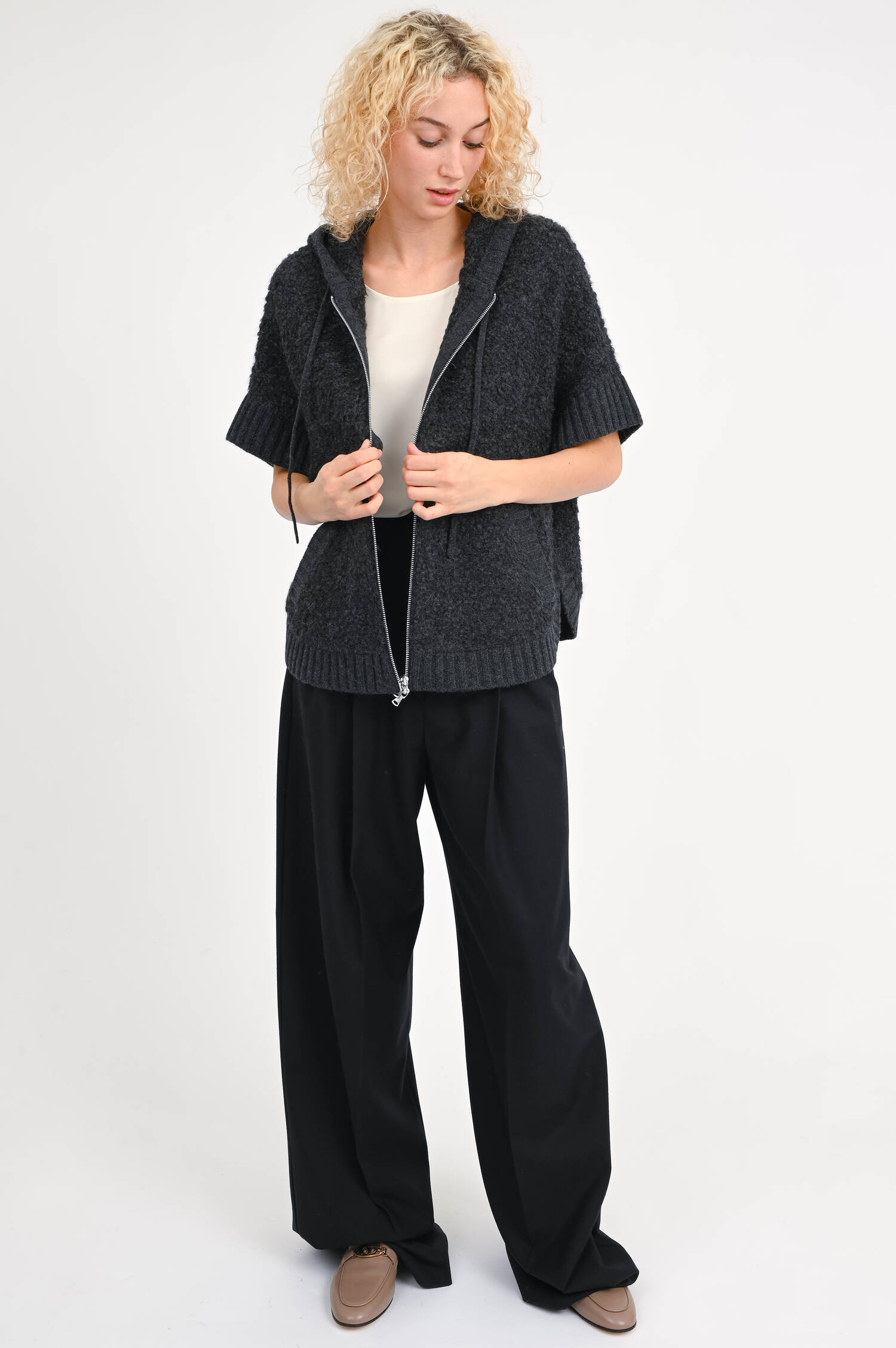 Boxy Strickweste mit Kapuze in Anthrazit Boxy Strickweste mit Kapuze in Anthrazit
