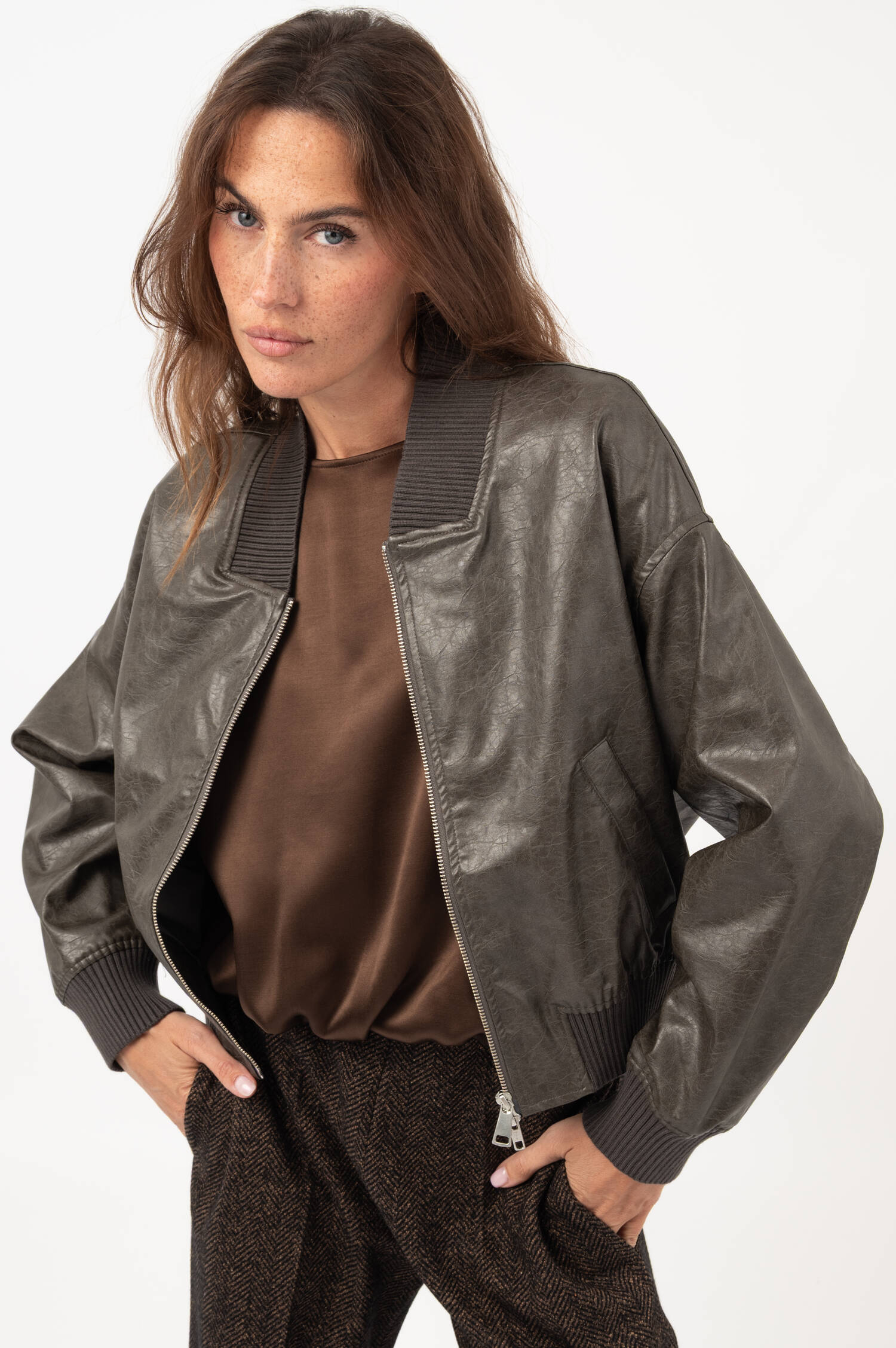 Vegane-Leder-Bomberjacke in Oliv Vegane-Leder-Bomberjacke in Oliv