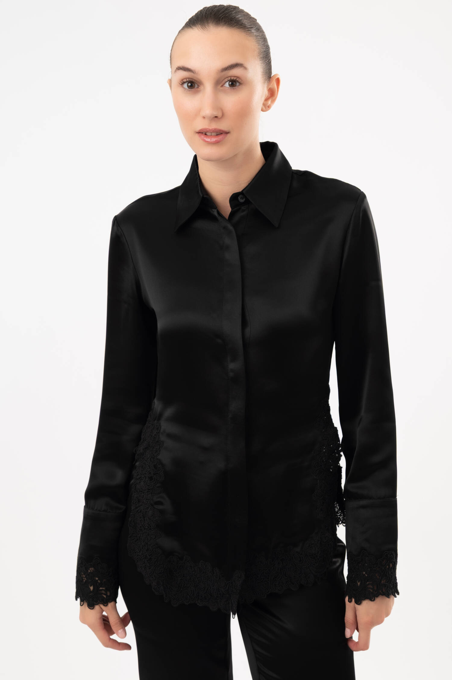 Satin-Bluse MALOU mit Spitzeneinsatz in Schwarz Satin-Bluse MALOU mit Spitzeneinsatz in Schwarz