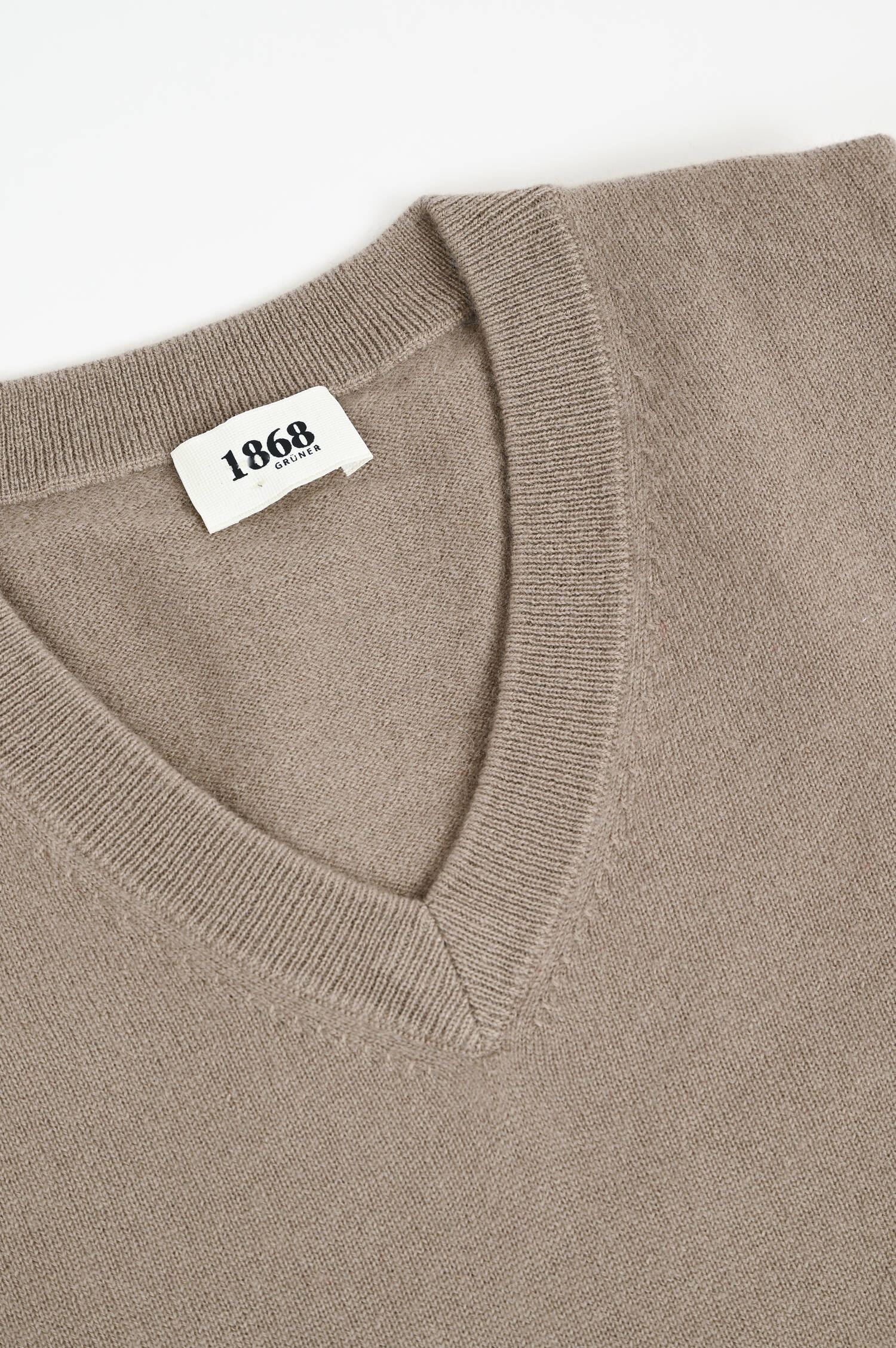 Cashmerepullover mit V-Neck in Roasted Cashew