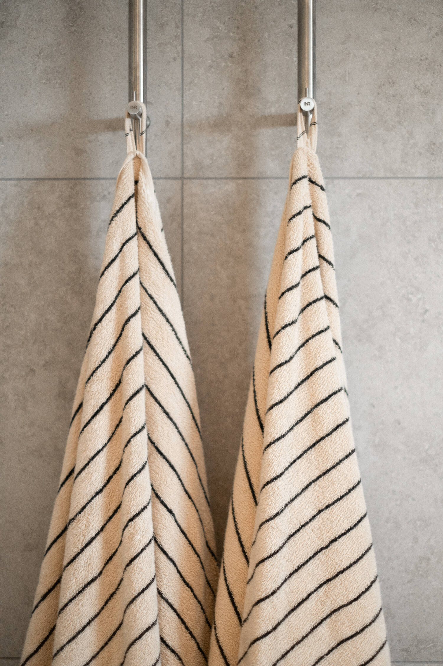 Großes Frotteehandtuch NARAM in Creme/Grau