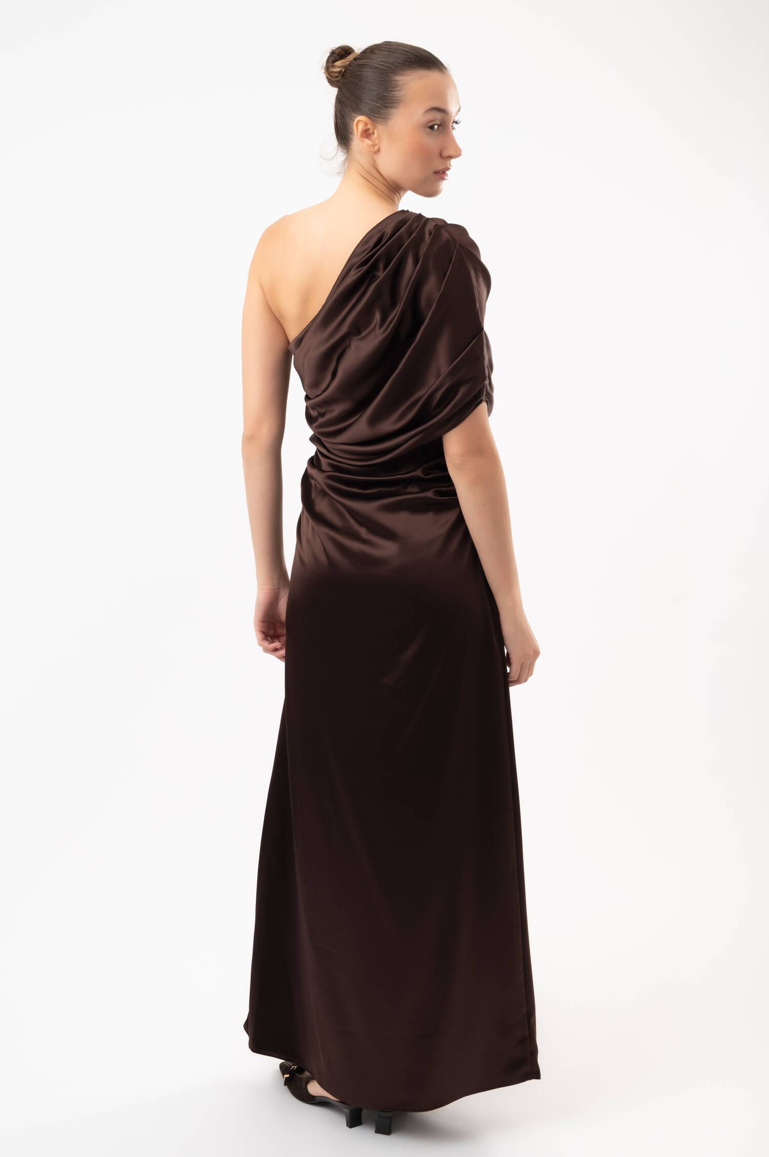 Drapiertes Satin-Maxikleid CASSIA in Braun Drapiertes Satin-Maxikleid CASSIA in Braun