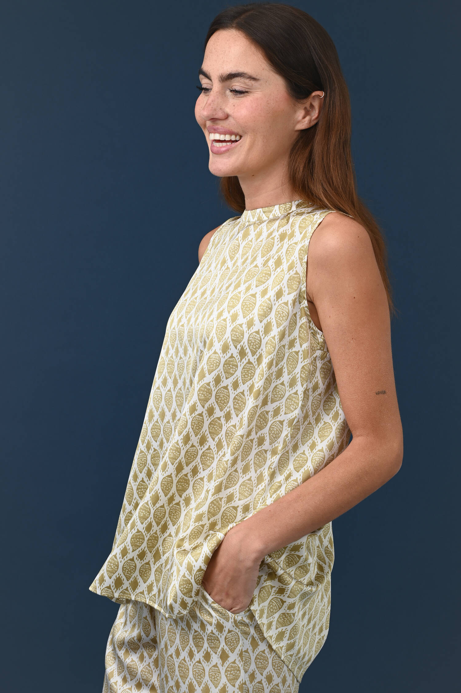 Ärmelloses Top FELANA in Grün gemustert