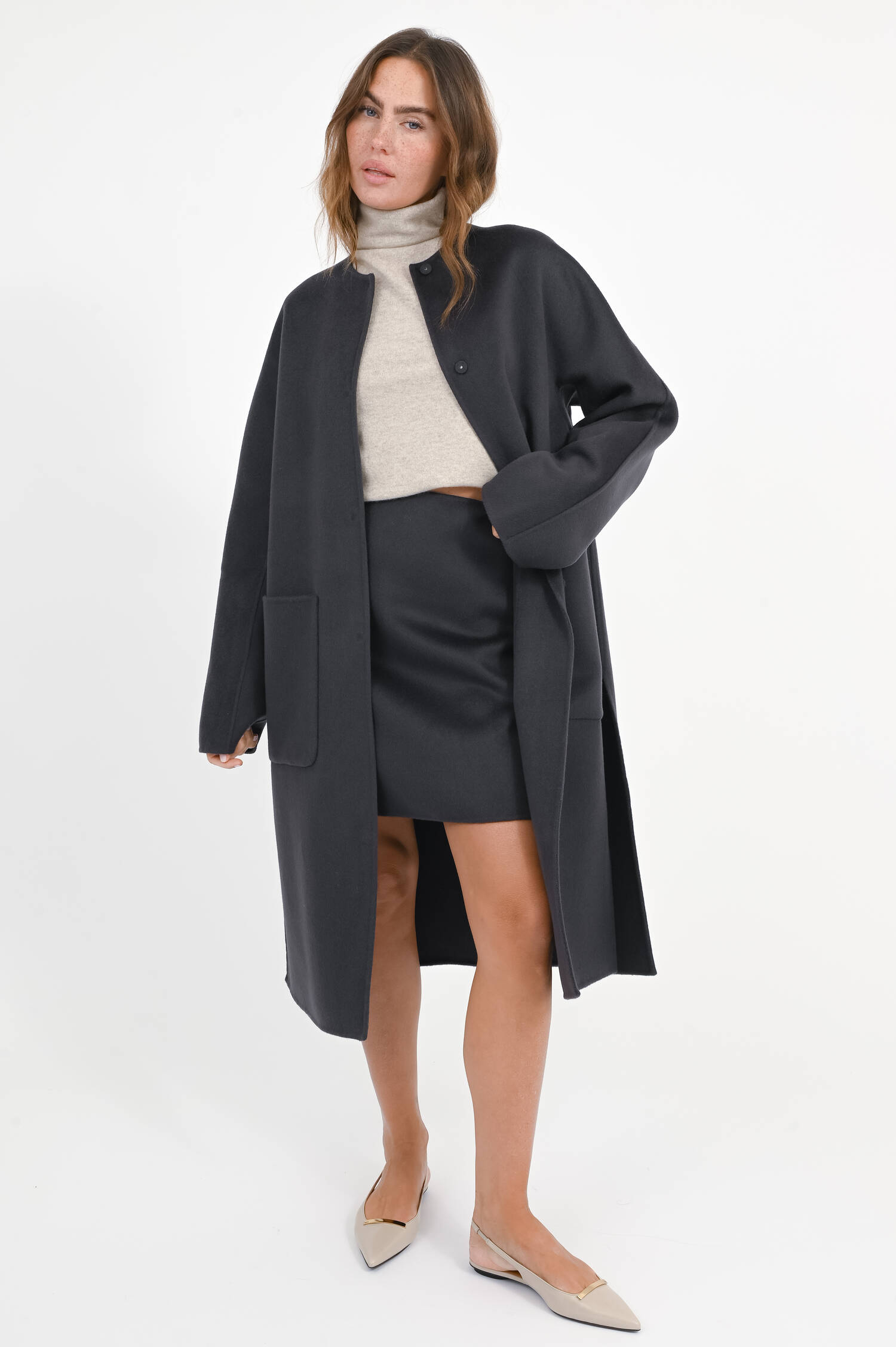 Wollmantel mit Seitenschlitzen in Caviar Wollmantel mit Seitenschlitzen in Caviar