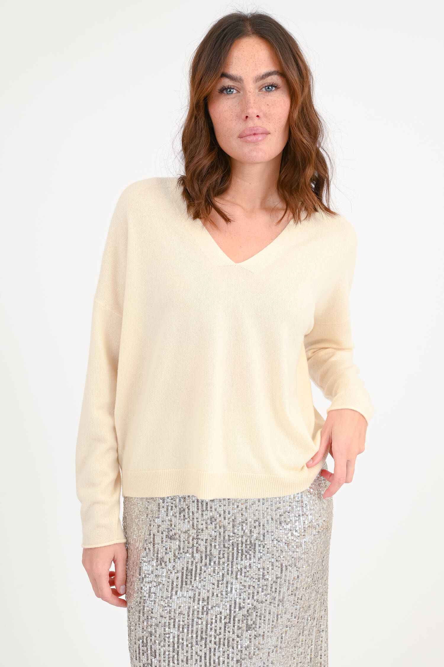 Cashmere-Pullover mit V-Ausschnitt in Vanille Cashmere-Pullover mit V-Ausschnitt in Vanille