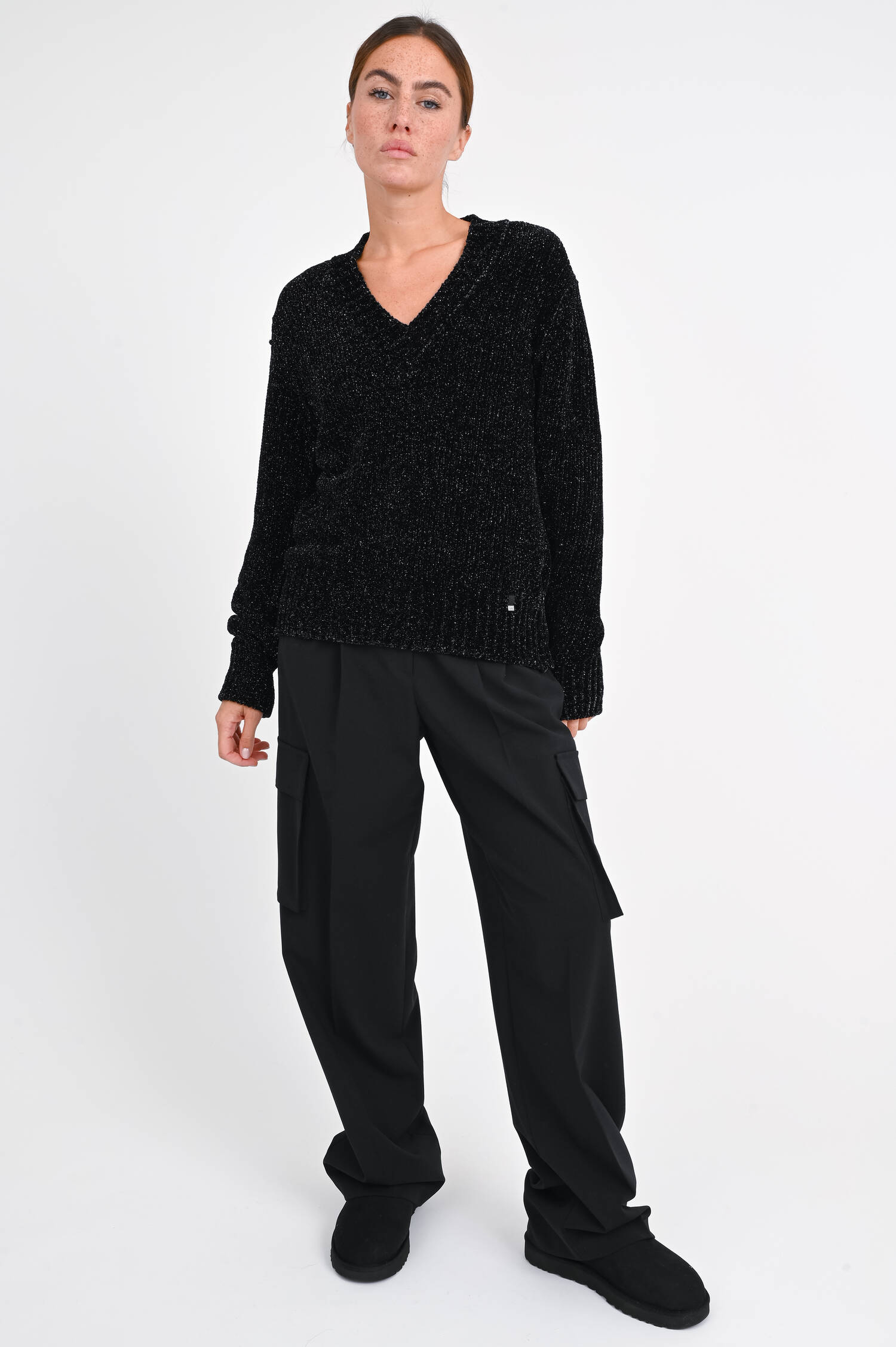 Weicher Pullover mit V-Ausschnitt in Schwar/Silber