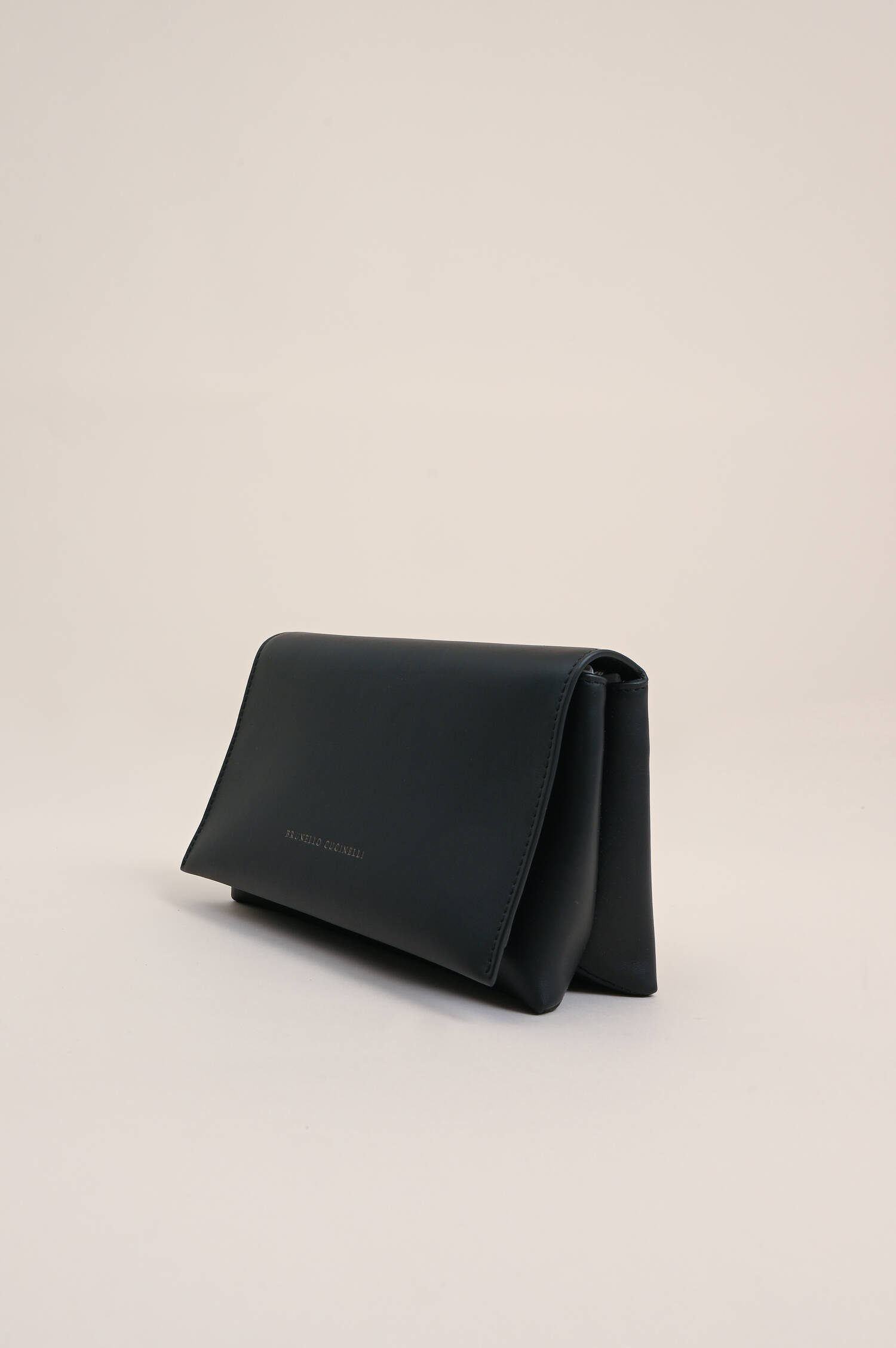 Tasche mit Monili-Perlenkette in Schwarz