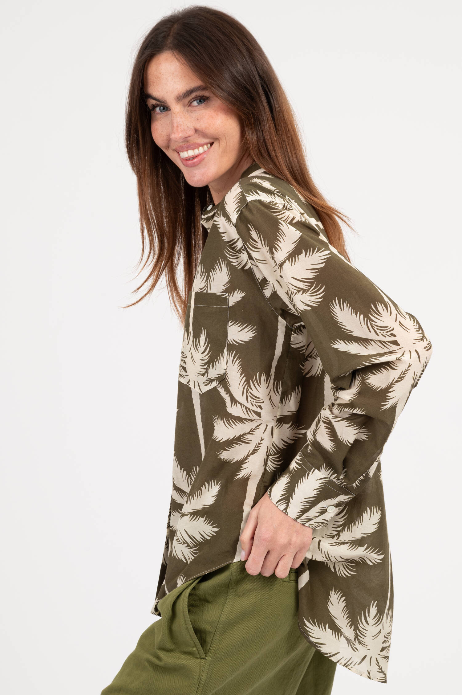 Bluse mit Palmen-Print in Olivgrün