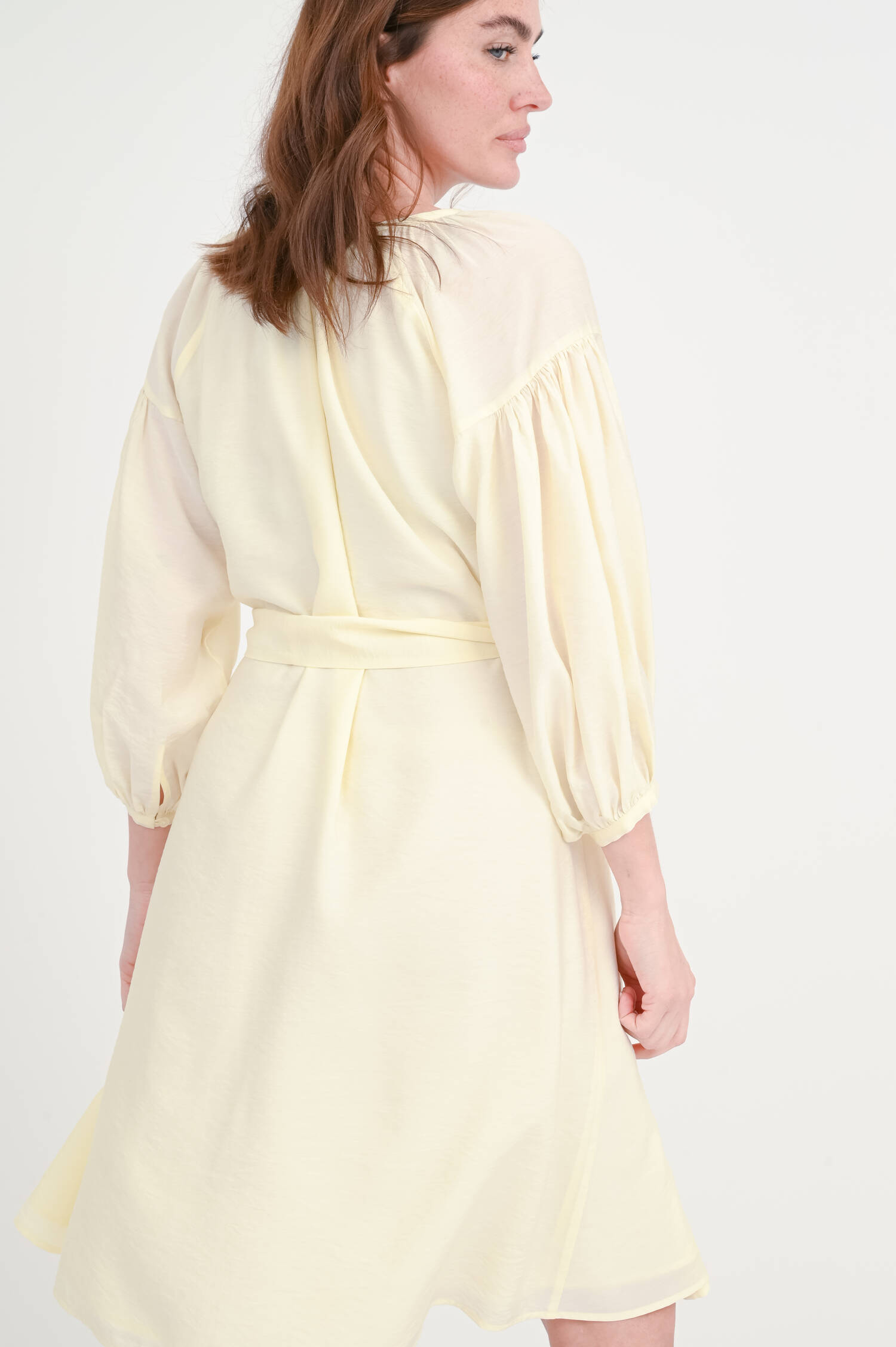 Kleid  AUA mit voluminösen Ärmeln in Butteryellow