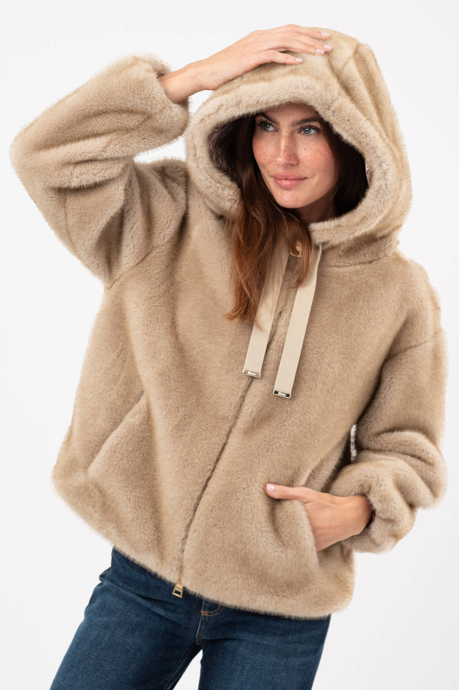 Faux-Fur-Jacke mit Kapuze in Beige Faux-Fur-Jacke mit Kapuze in Beige