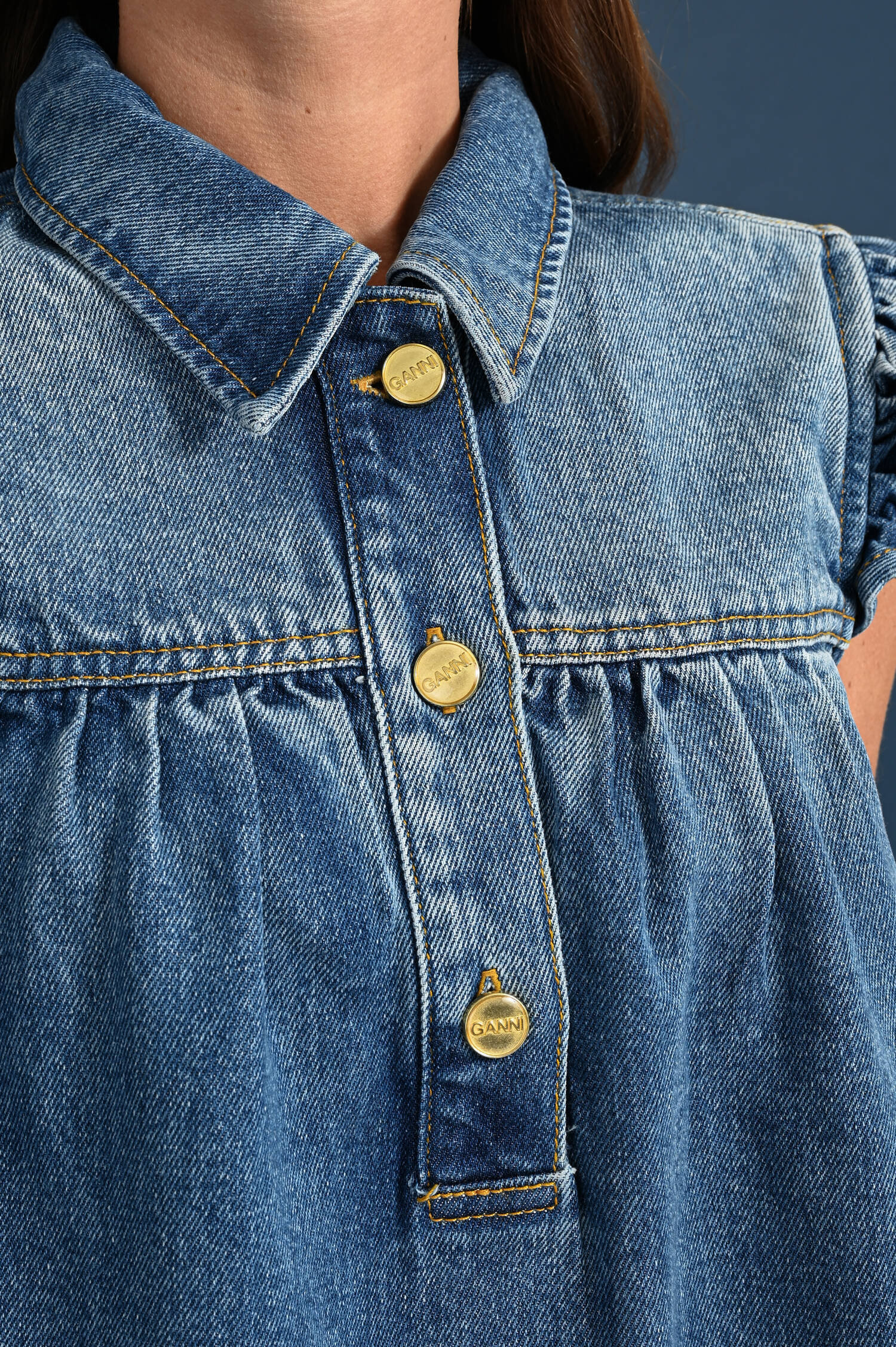 Denim Kurzarmbluse mit Volant-Ärmeln in Used Blue