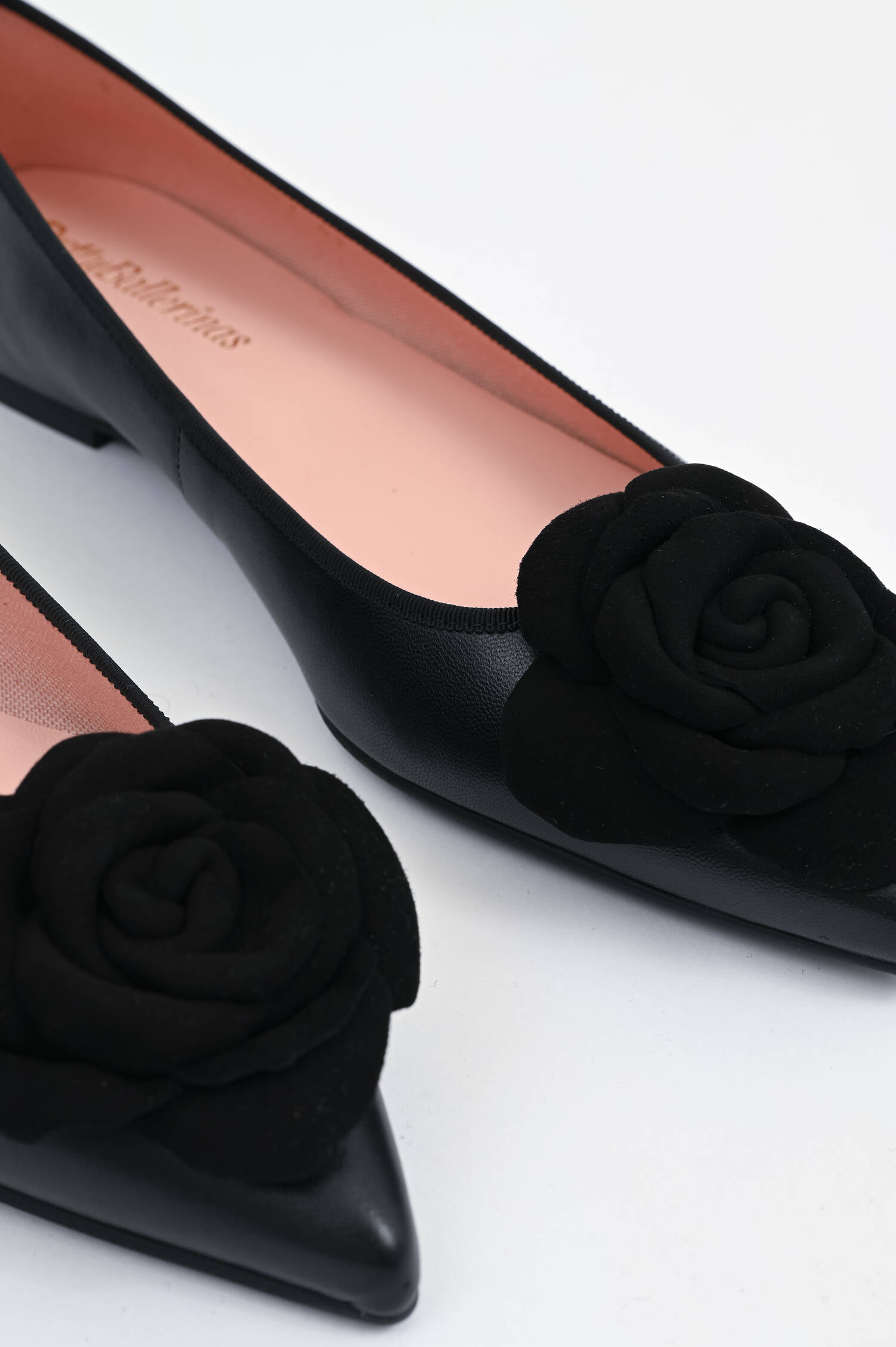 Ballerina mit Blumendetails in Schwarz