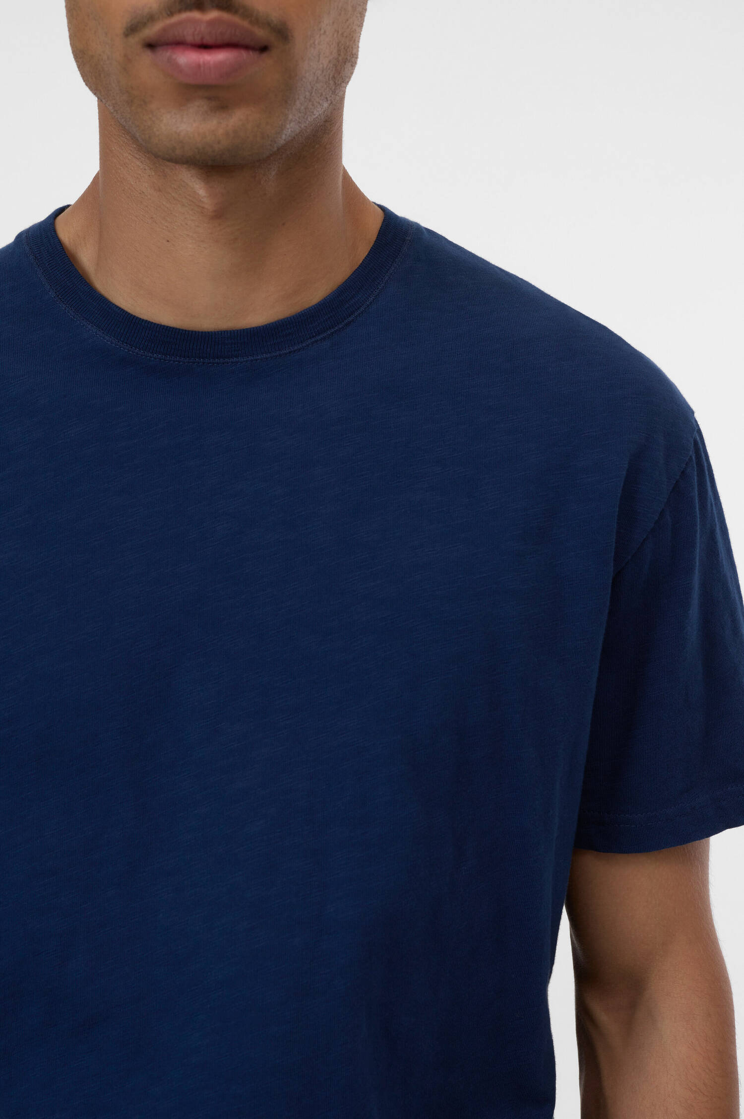 T-Shirt mit Logo-Stickerei in Ink Blue