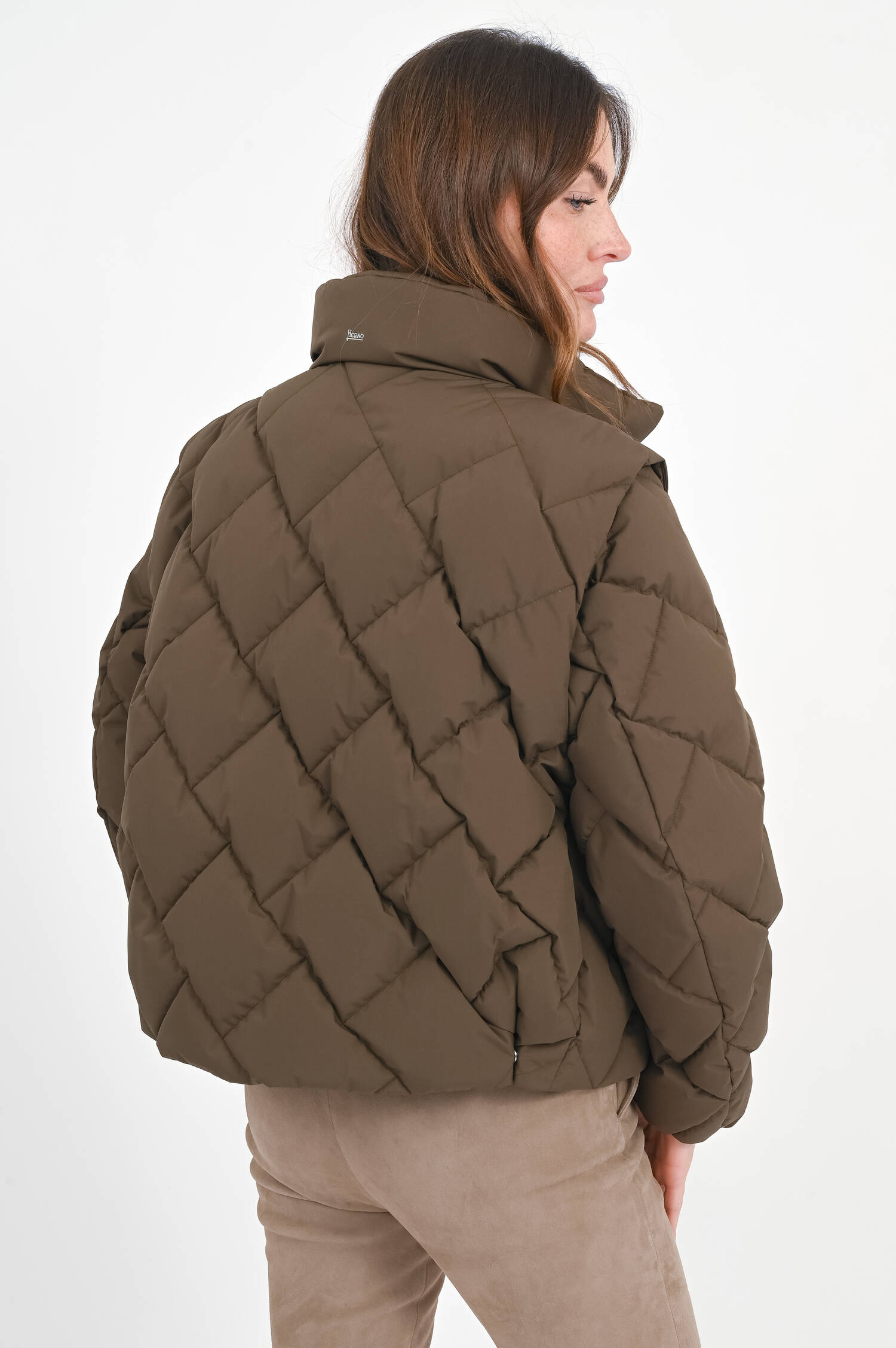 Daunenjacke mit abnehmbaren Armen in Schlamm Daunenjacke mit abnehmbaren Armen in Schlamm