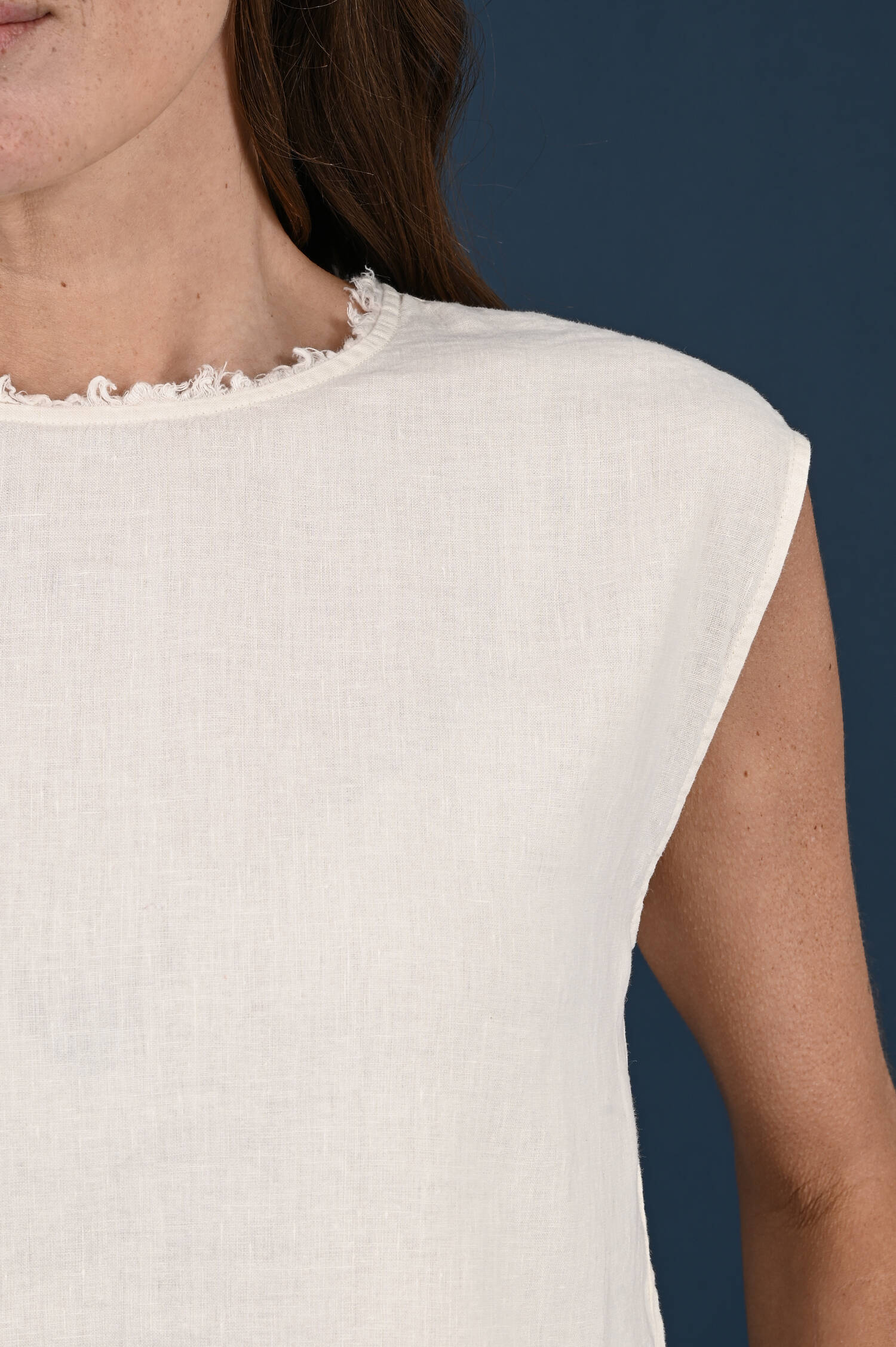 Leinentop mit gefranstem Neck in Shellbeige