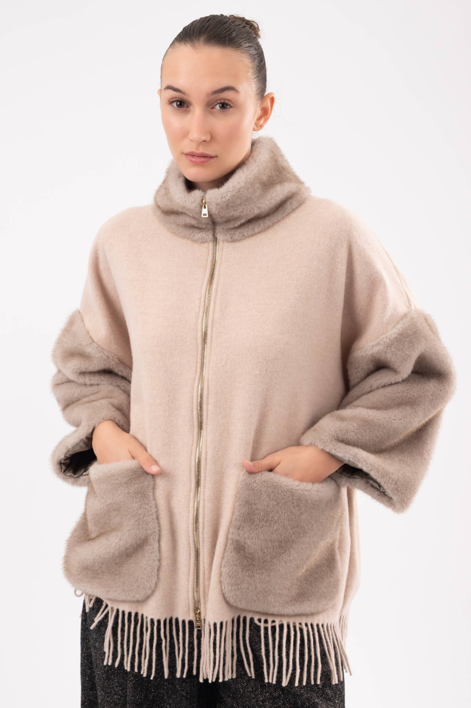 Jacke mit Fransen und Faux-Fur-Einsatz in Beige Jacke mit Fransen und Faux-Fur-Einsatz in Beige