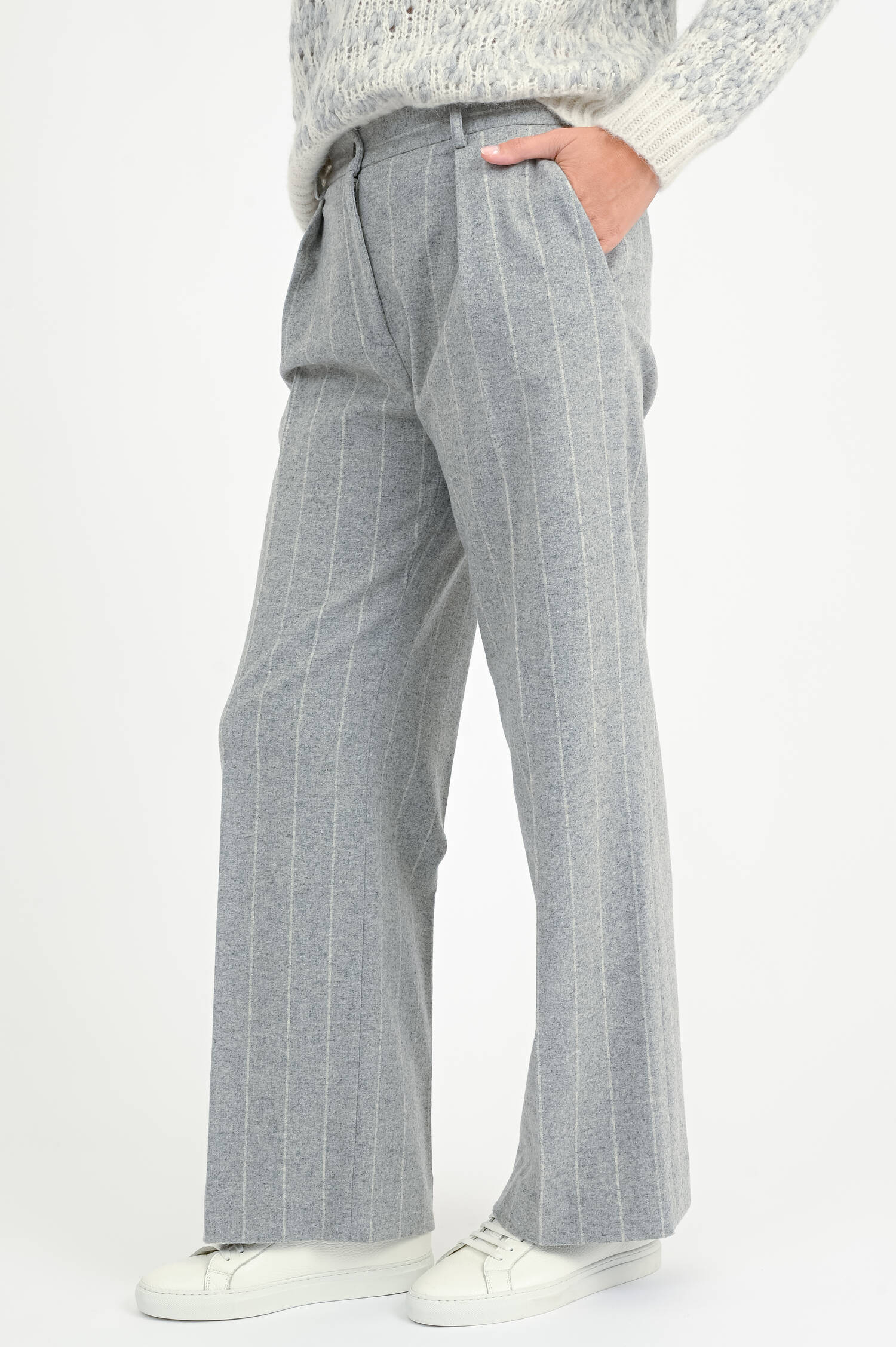 Hose mit Nadelstreifen in Grau/Creme