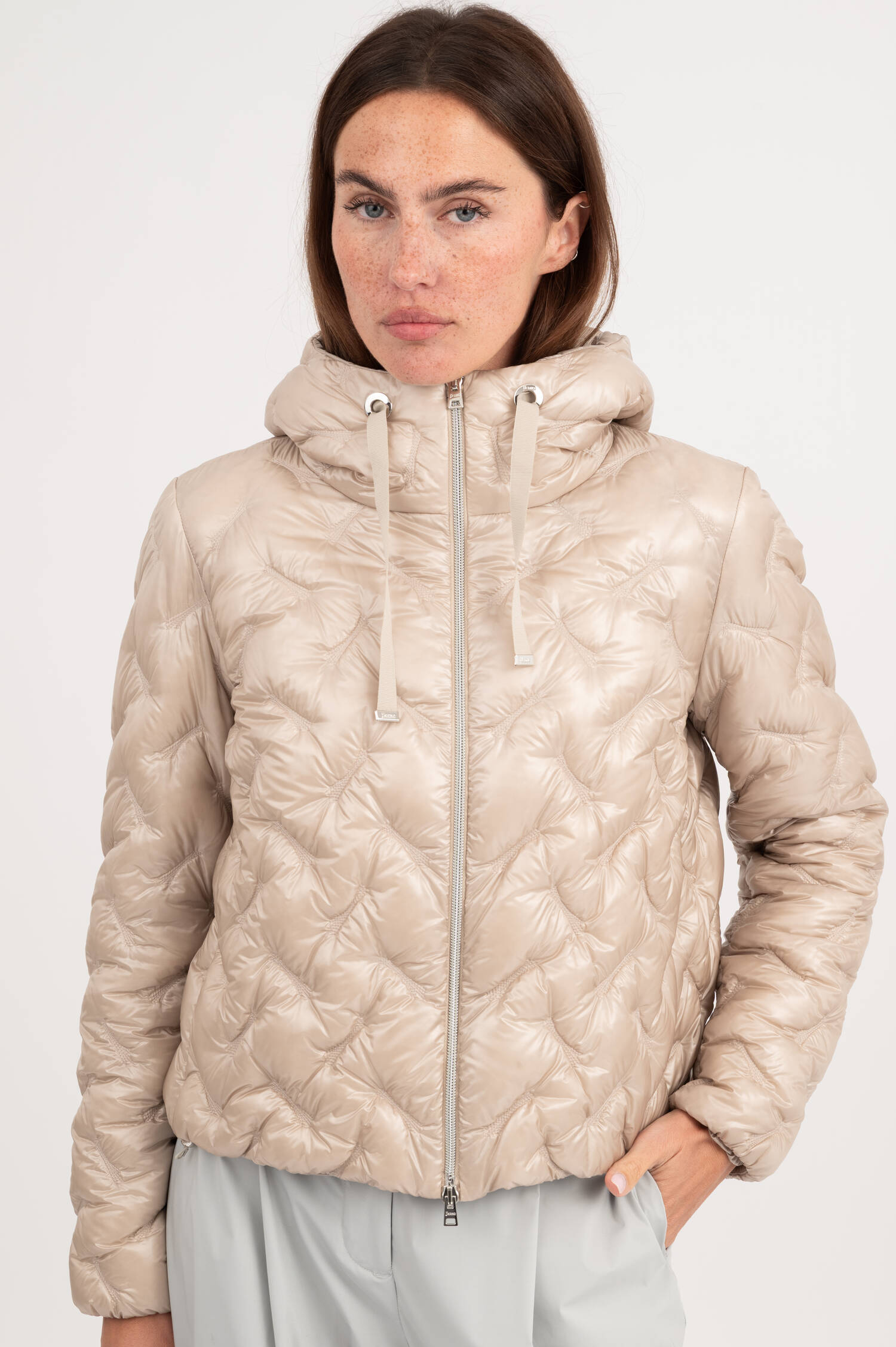 Daunenjacke mit Kapuze in Beige Daunenjacke mit Kapuze in Beige