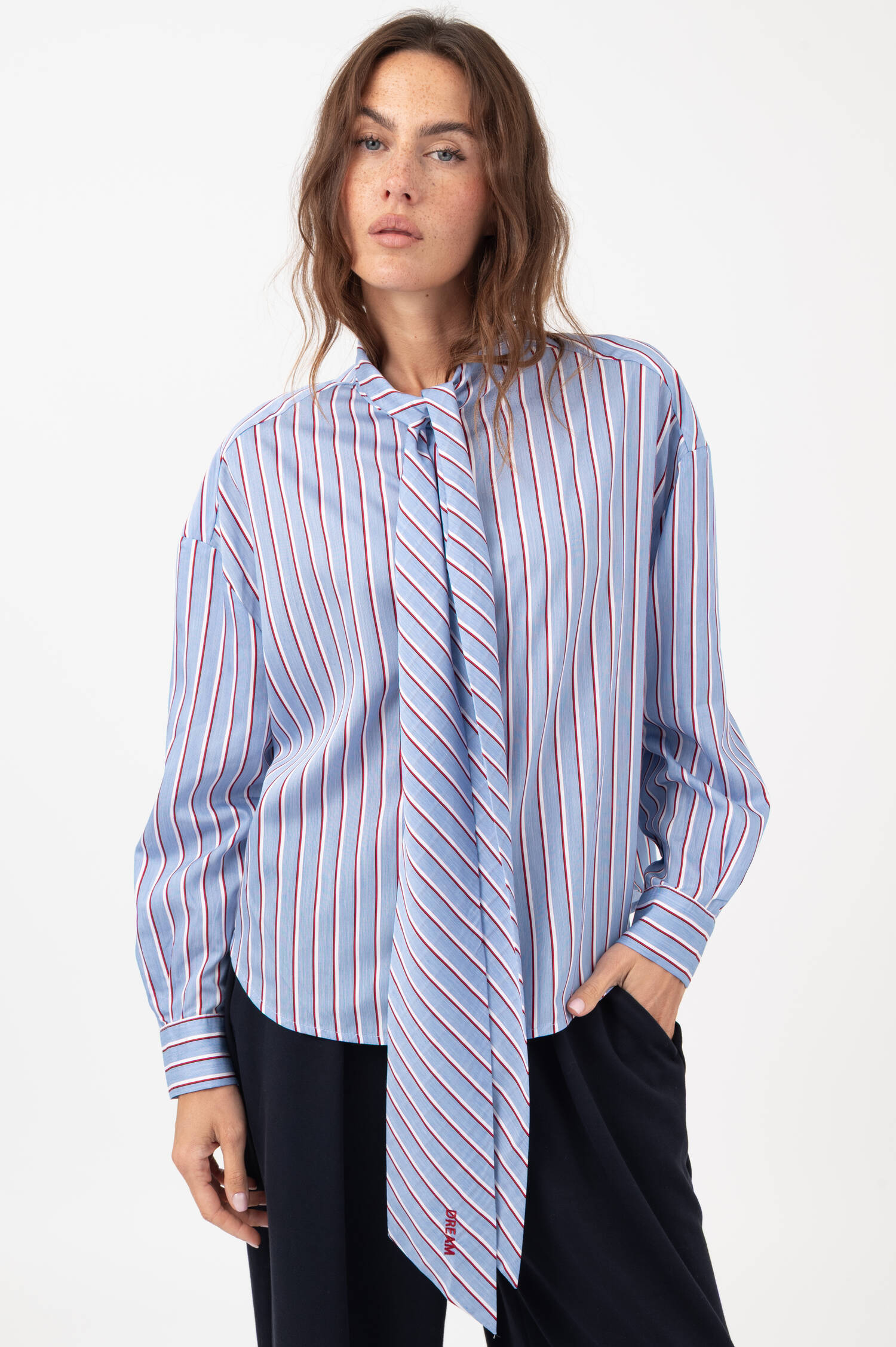 Bluse DREAM mit Schluppe in Blau/Weiß/Rot Bluse DREAM mit Schluppe in Blau/Weiß/Rot