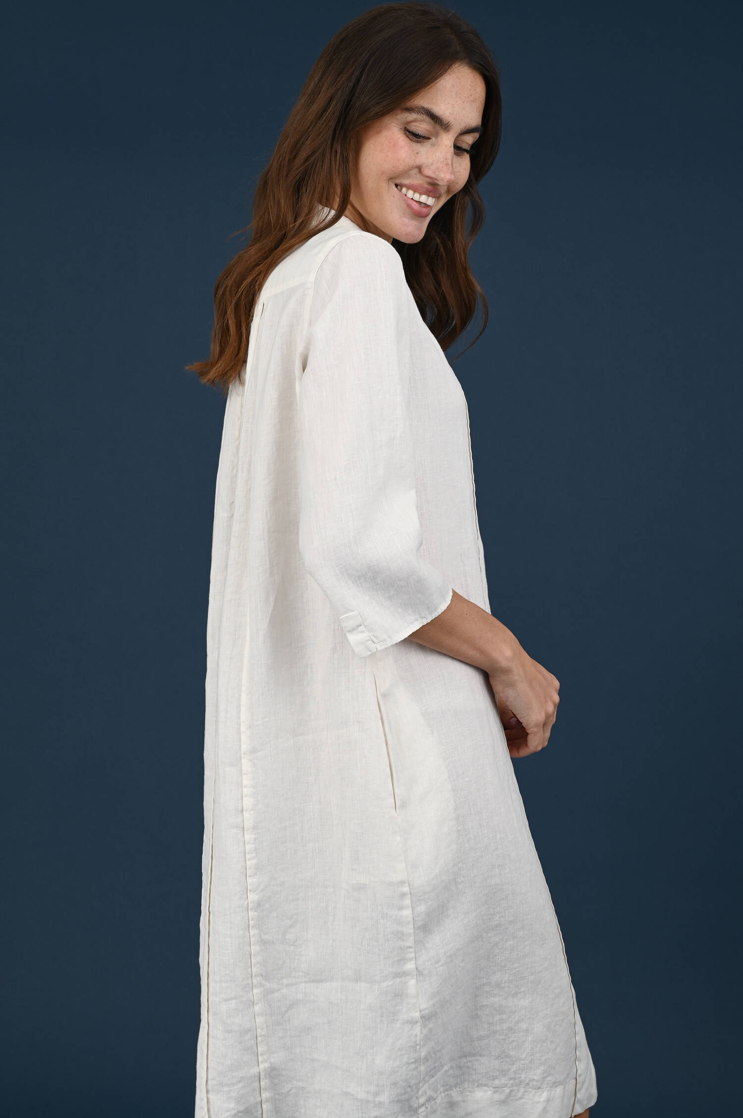 Leinenkleid mit Kellerfalten in Ivorybeige