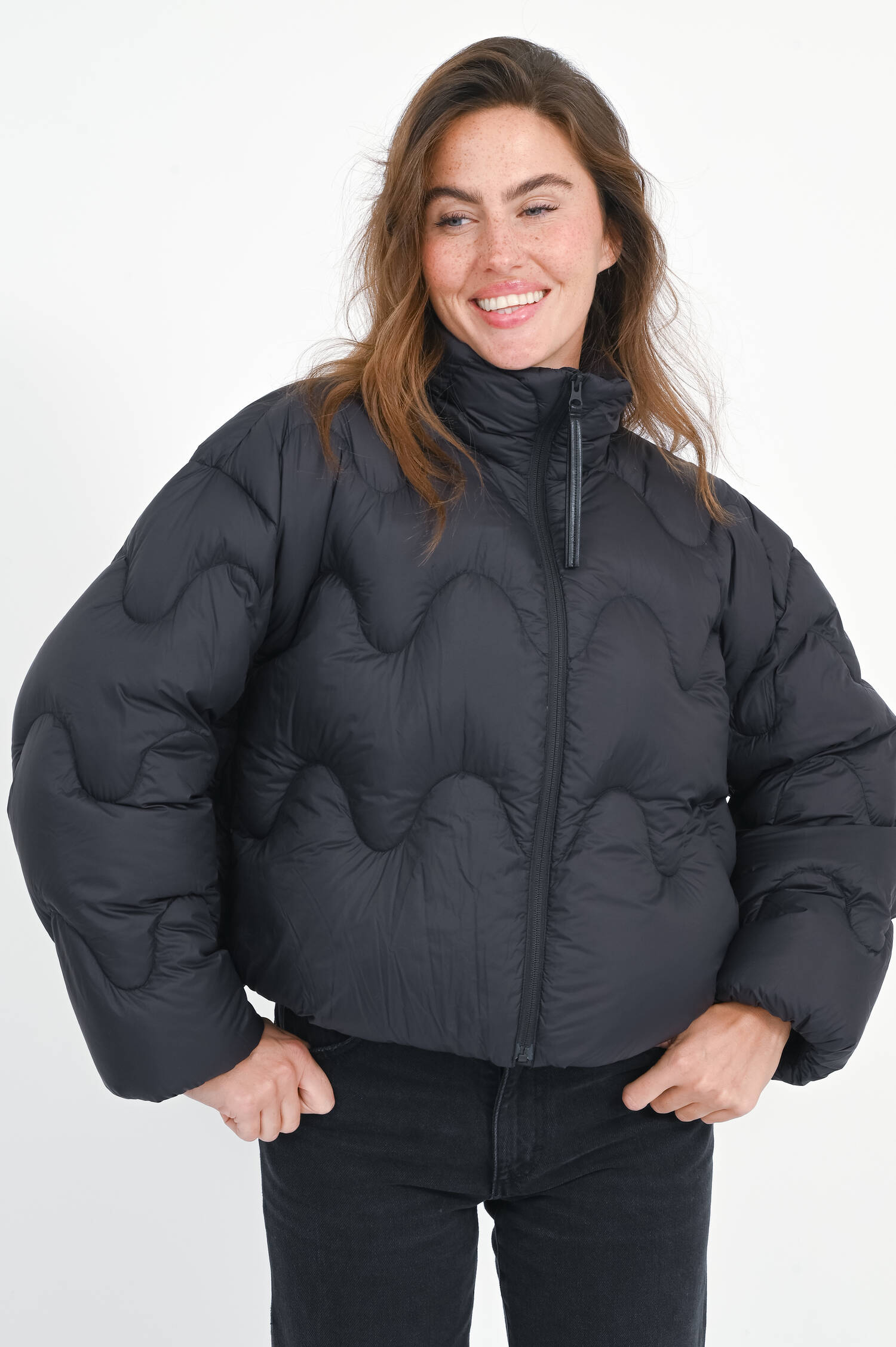 Daunenjacke mit Wellen-Stepp-Optik in Black