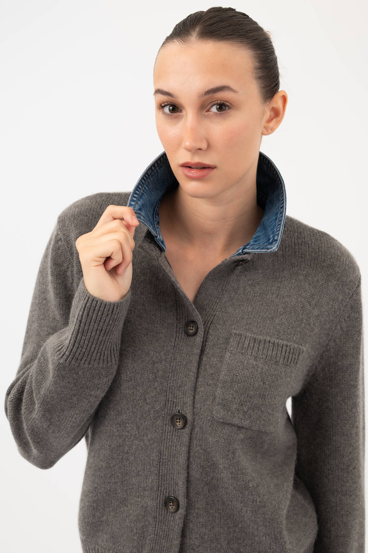 Strickjacke mit Denim-Einsatz in Taupe/Blau Strickjacke mit Denim-Einsatz in Taupe/Blau